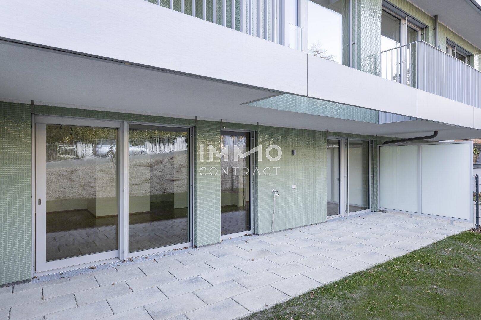 Moderne Terrasse im Erdgeschoss mit Zugang zu den Innenräumen und Blick auf den Garten.