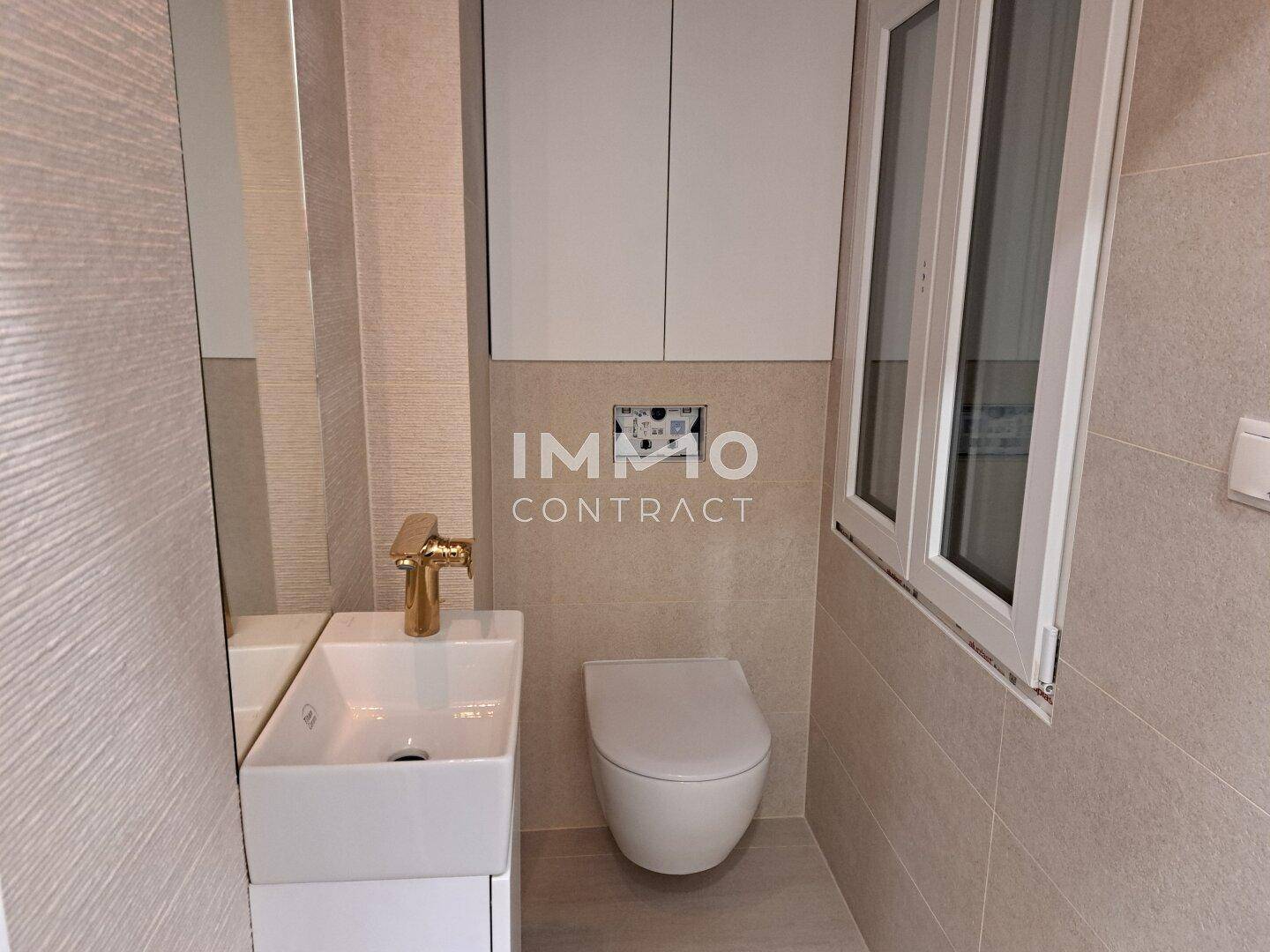 Kompaktes Gäste-WC mit modernem Design, wandhängender Toilette und kleinem Waschbecken.