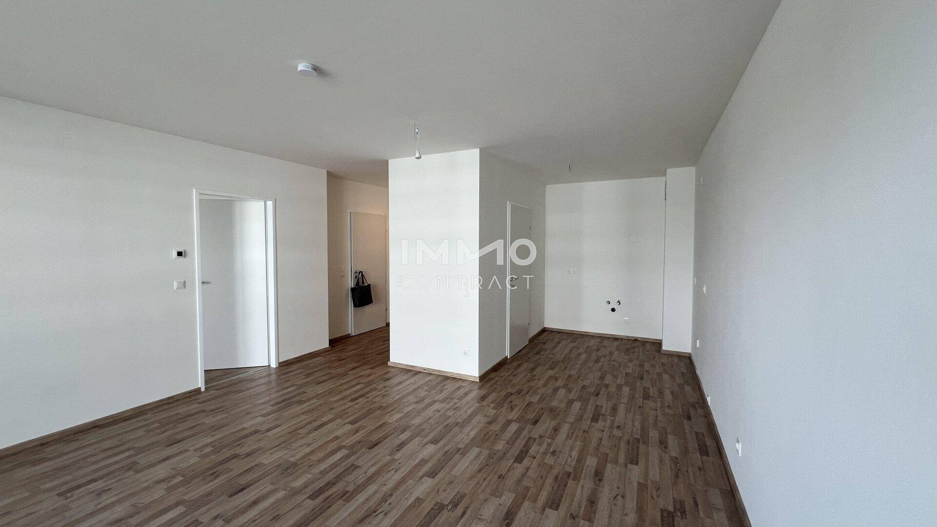 Großzügiger Wohnbereich mit Laminatboden und viel Platz für individuelle Gestaltung.