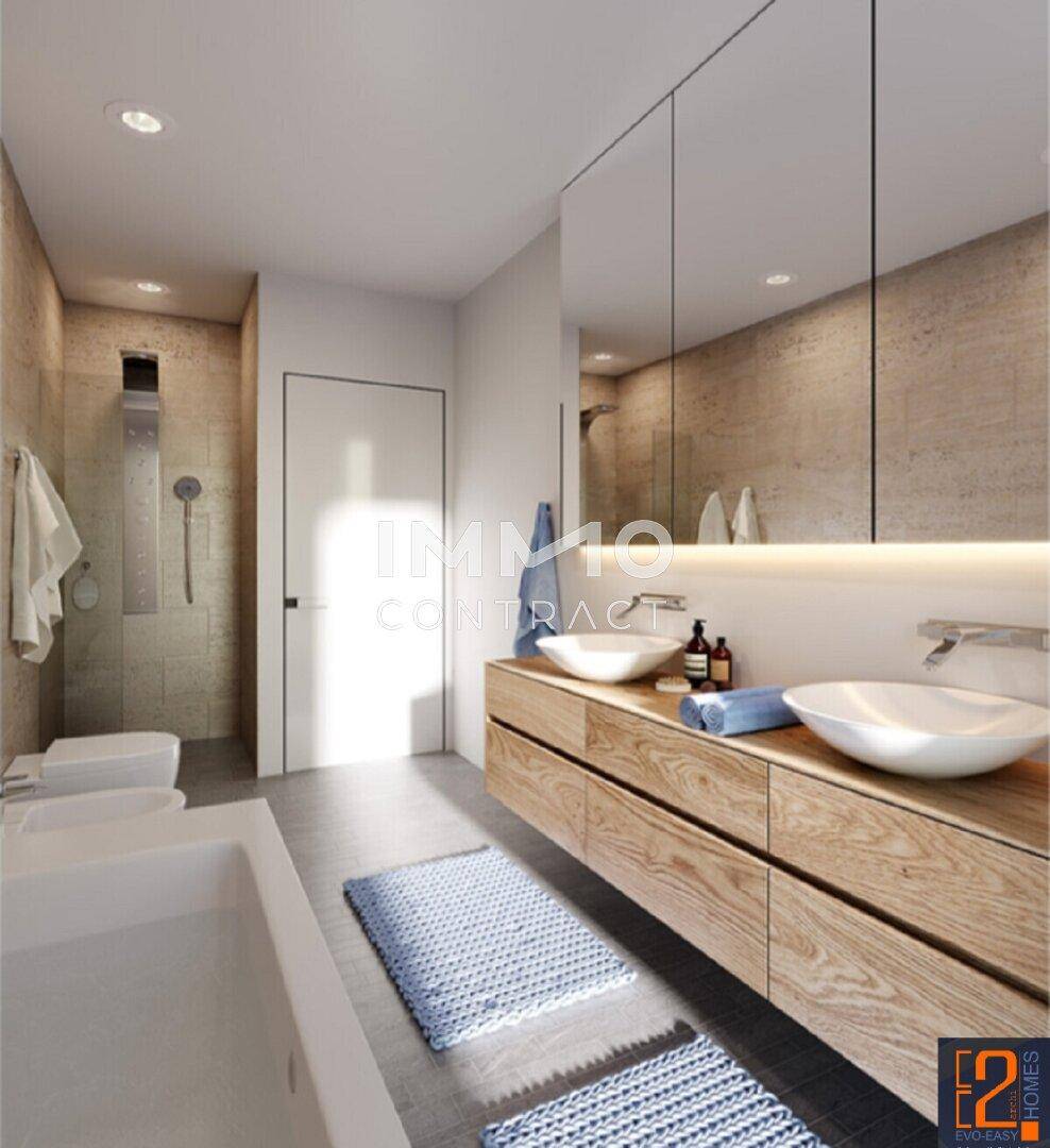 Luxuriöses Badezimmer mit Doppelwaschbecken, Badewanne und begehbarer Dusche in modernem Design.
