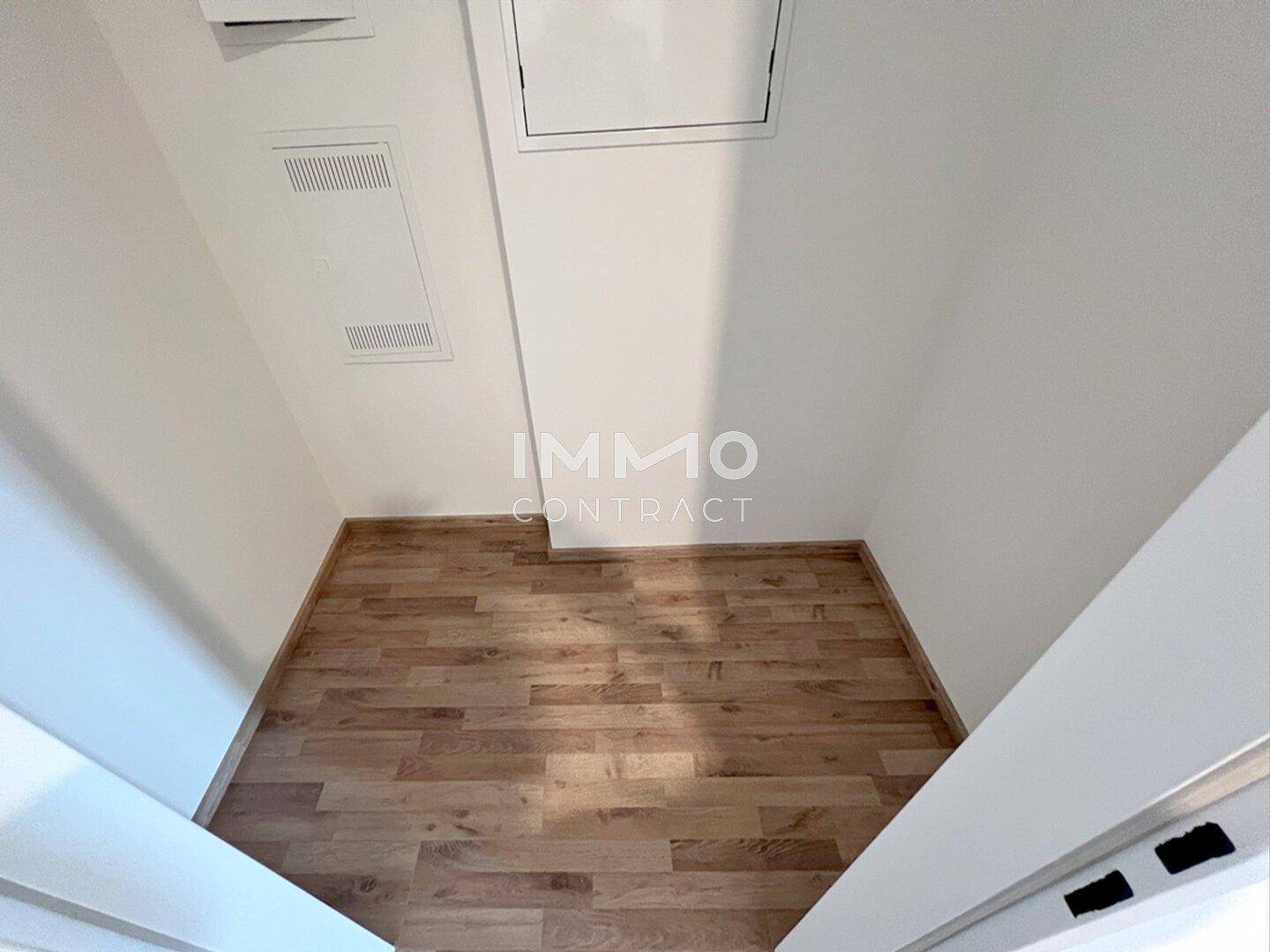 Praktischer Abstellraum mit Laminatboden, ideal für zusätzlichen Stauraum im Haushalt.