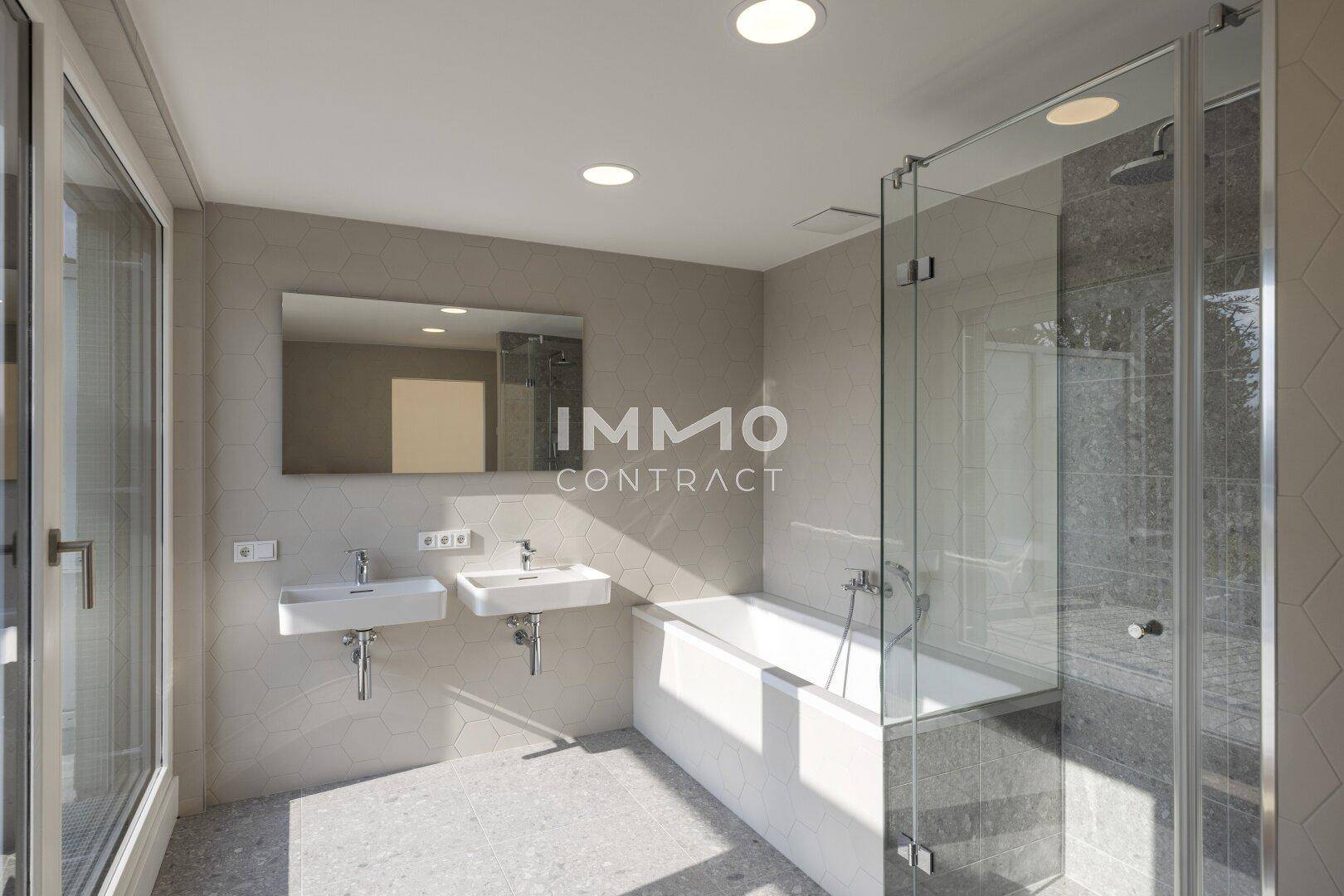 Elegantes Badezimmer mit Badewanne, separater Dusche und Doppelwaschbecken.