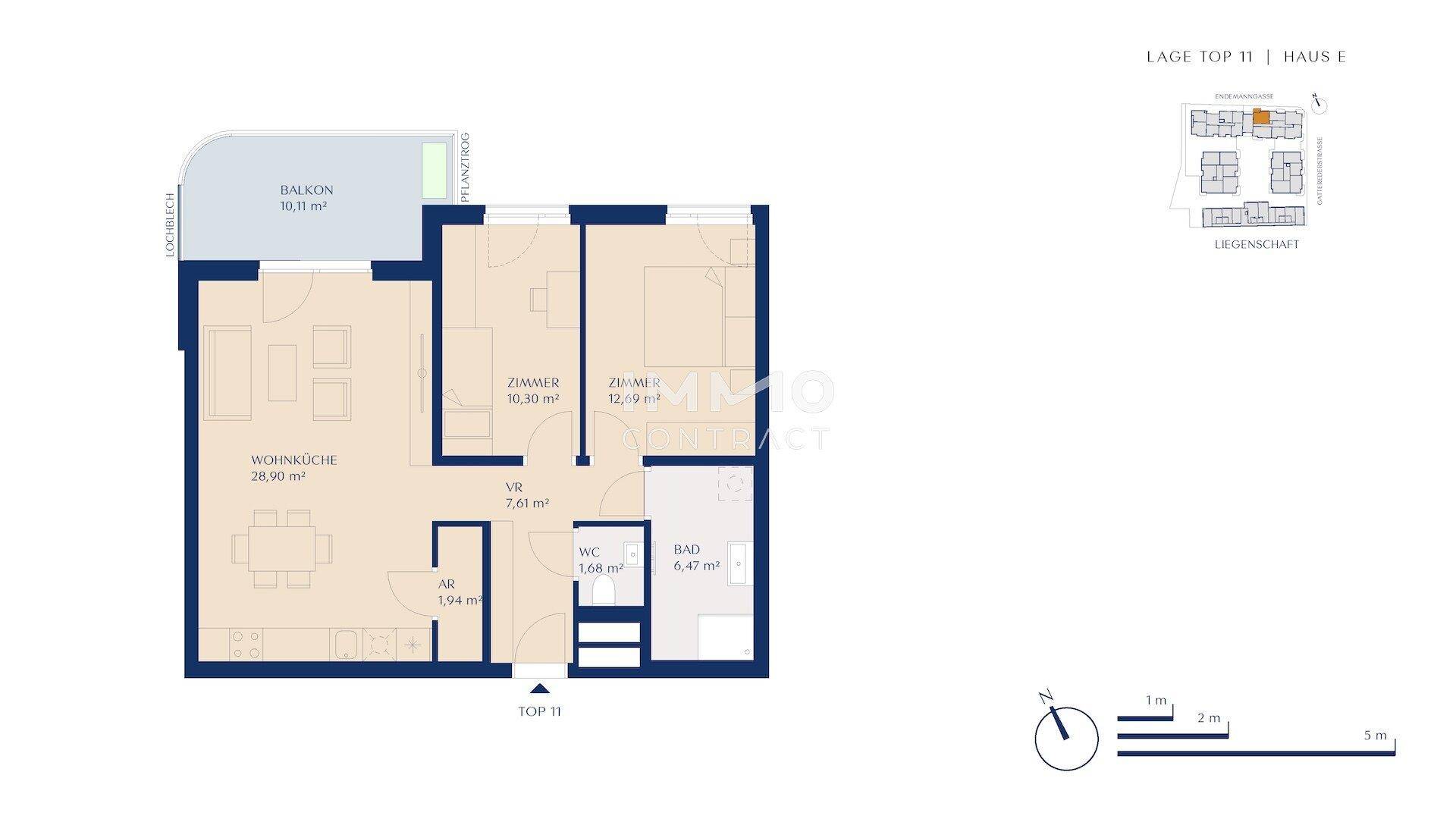 Grundriss einer Wohnung mit Wohnküche, Schlafzimmer, Bad und Balkon.