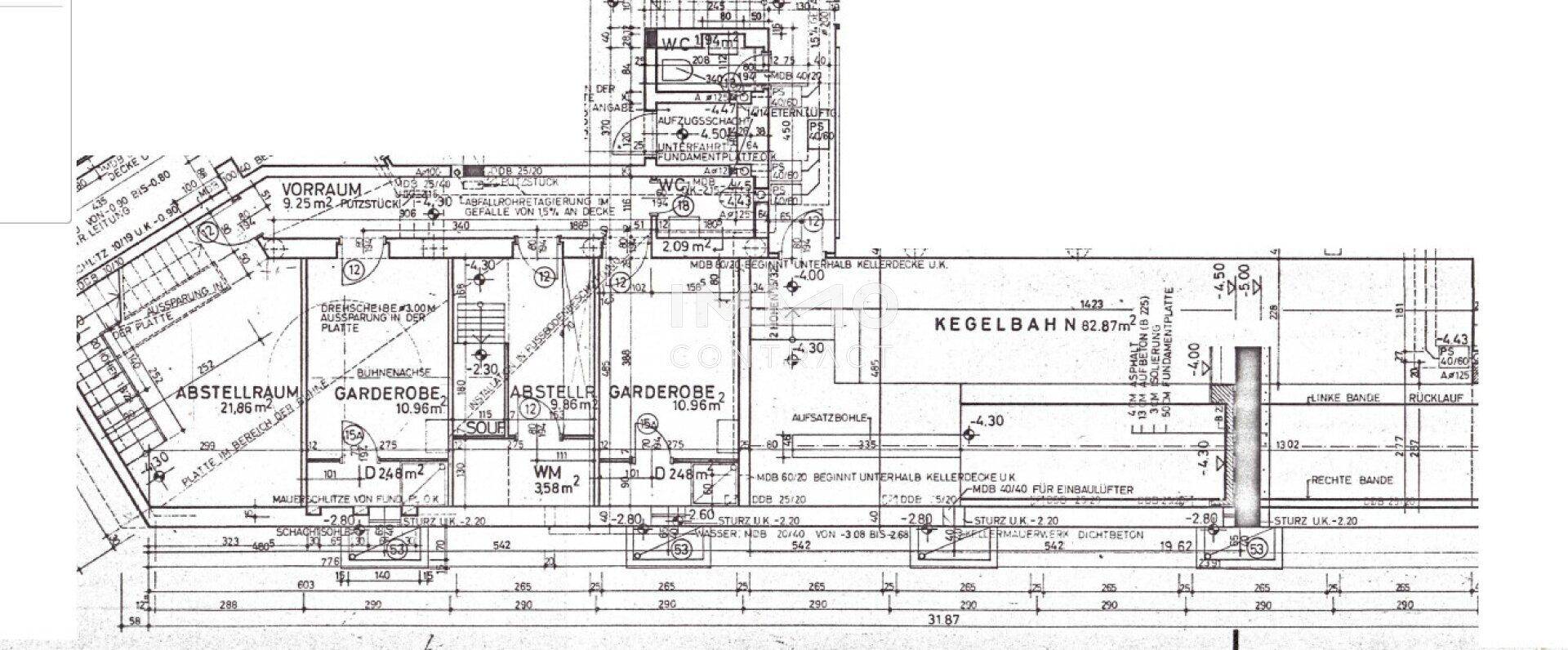 Grundriss des Untergeschosses mit Abstellräumen, Garderoben und einer integrierten Kegelbahn.