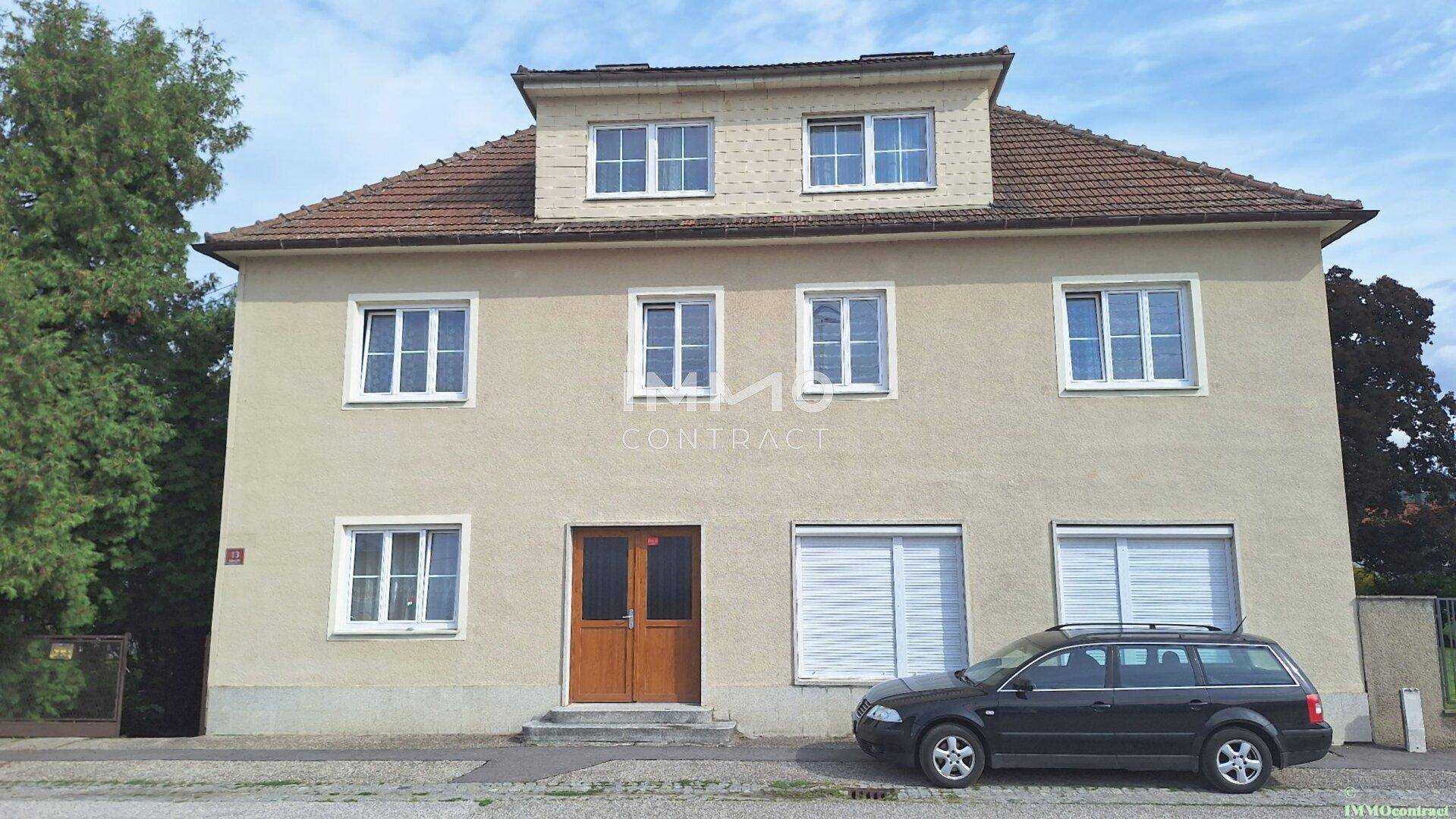 Klassisches Wohnhaus mit mehreren Fenstern und einem gepflegten Vorgartenbereich.