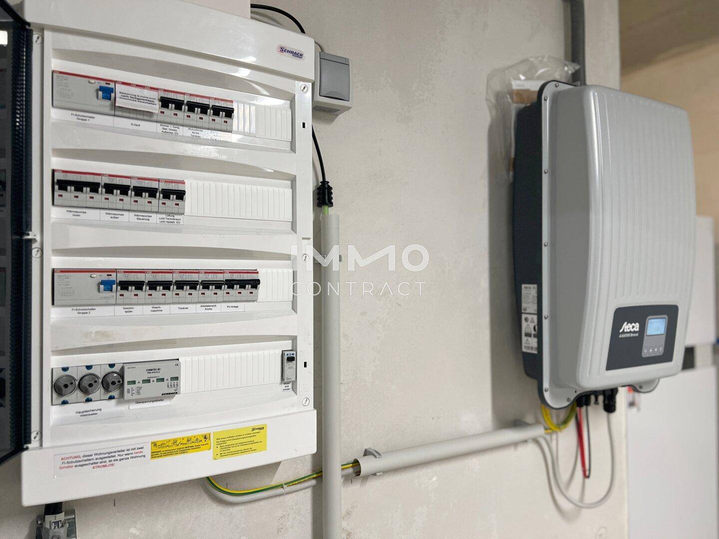 Sicherungskasten und Wechselrichter für die Photovoltaikanlage, Teil der modernen Haustechnik.