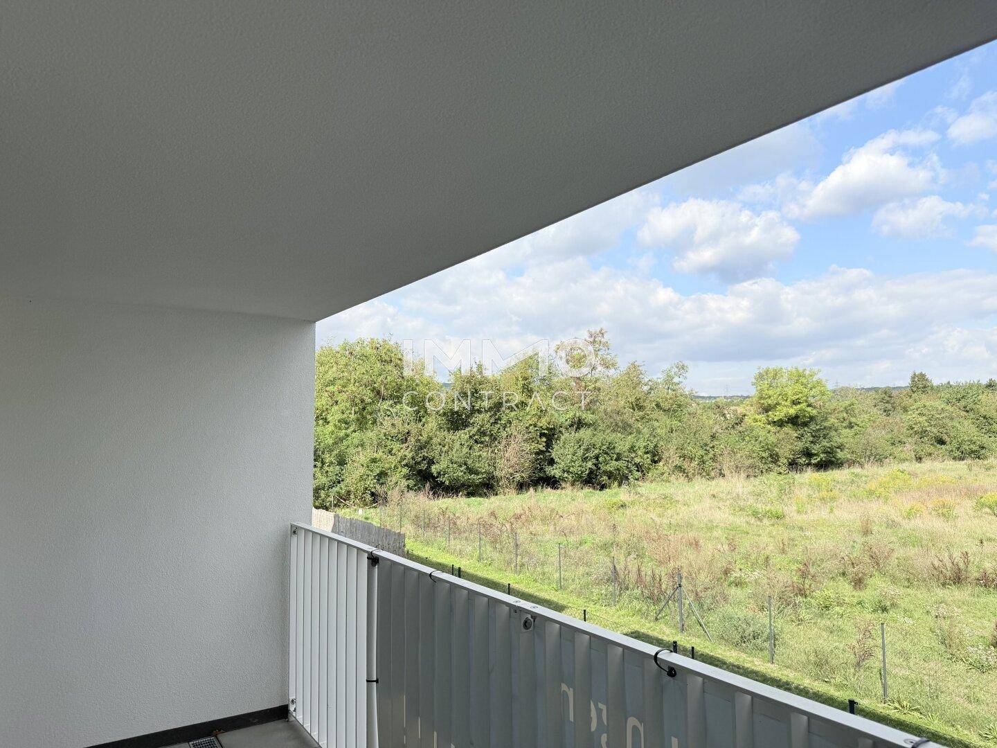 Balkon mit weitem Blick ins Grüne und auf die umliegende Naturlandschaft.