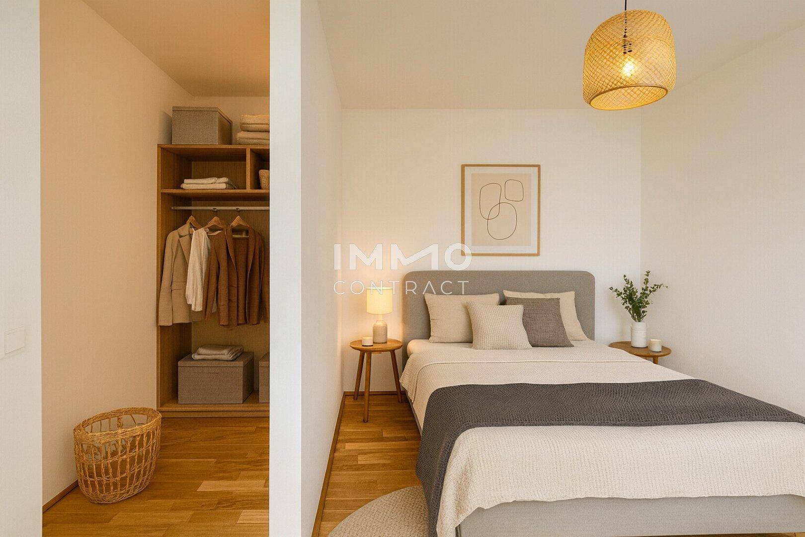 Modern eingerichtetes Schlafzimmer mit Holzboden und offenem Kleiderschrank.