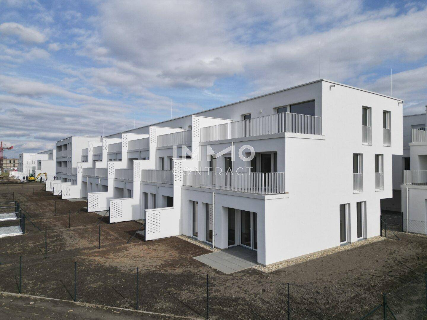 Moderne Reihenhäuser mit Balkonen und Terrassen in einer neuen Wohnsiedlung.