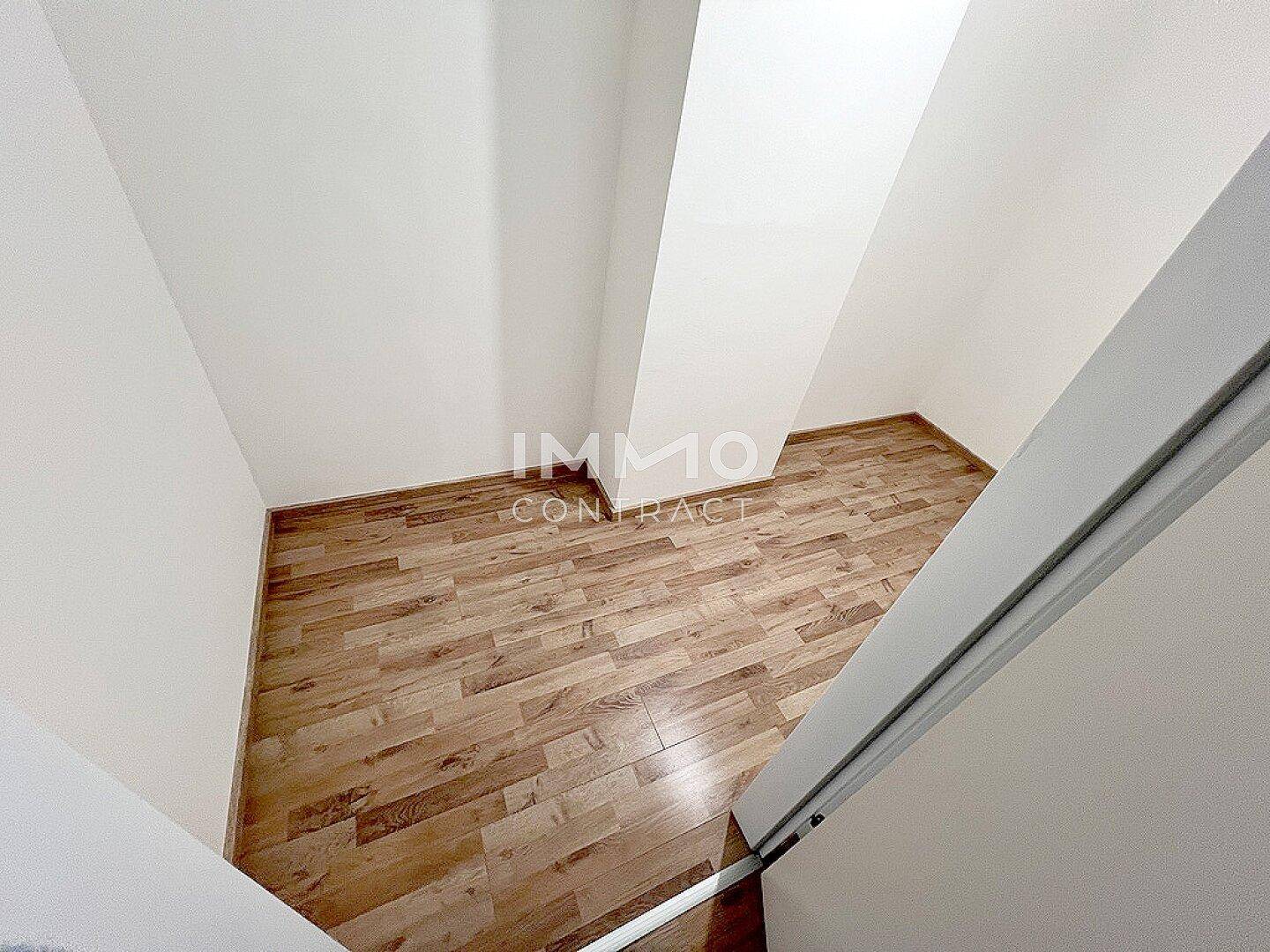 Kleiner Abstellraum mit Laminatboden, ideal für zusätzlichen Stauraum in der Wohnung.
