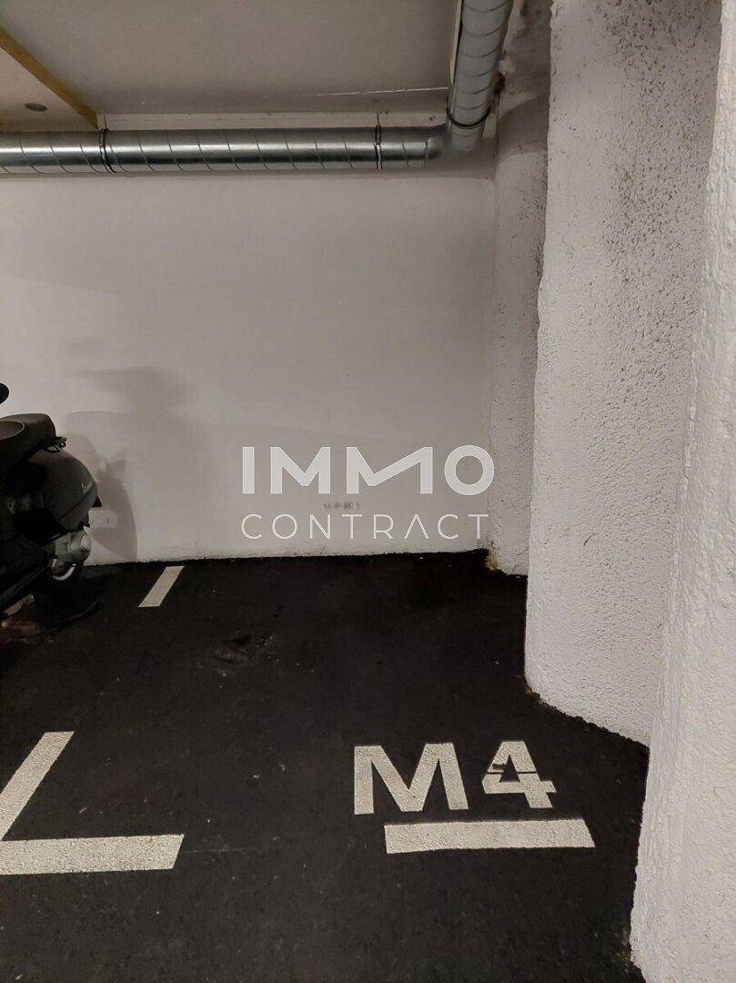 Eckstellplatz M4 in einer Tiefgarage mit weiß gestrichenen Wänden und sichtbaren Rohren.