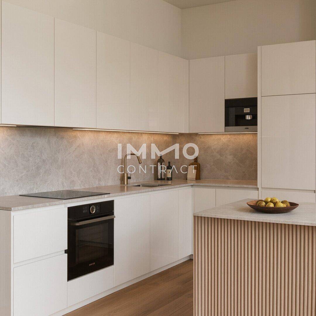 Moderne Küche mit weißen Schränken, integrierten Geräten und Holzfußboden.