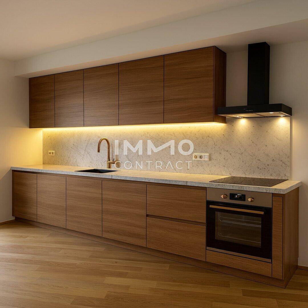 Moderne Einbauküche mit Holzfronten, Marmor-Arbeitsplatte und integrierten Geräten.