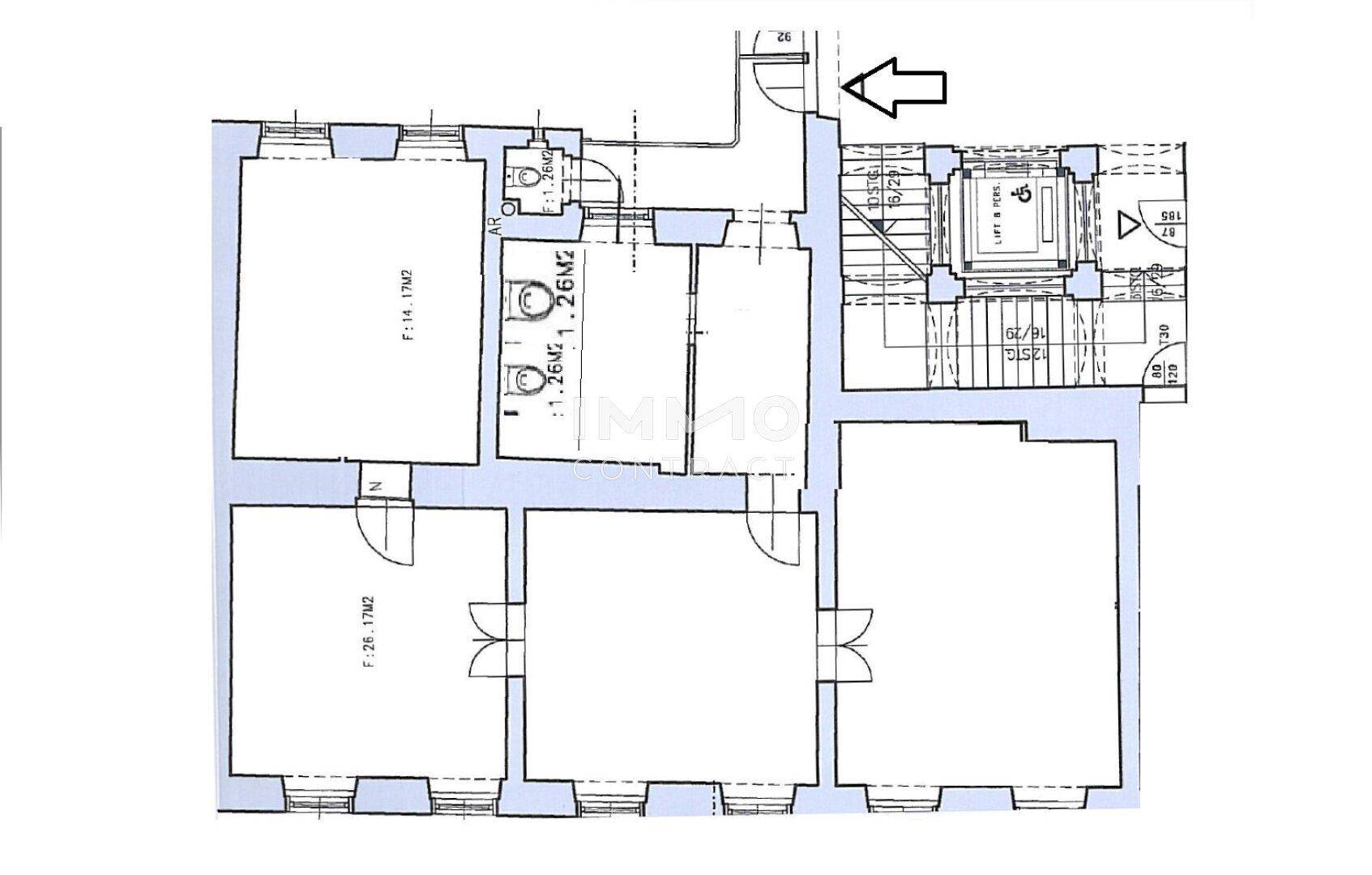 Grundriss einer Etage mit mehreren Räumen, Treppenhaus und Aufzug, zeigt die Raumaufteilung.