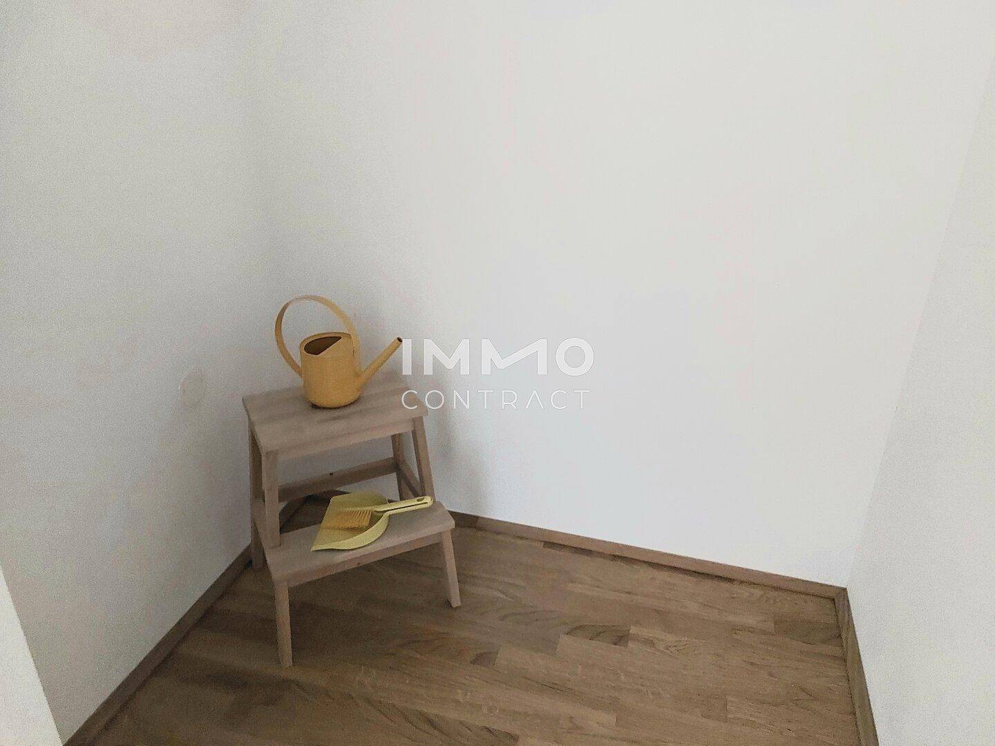 Kleiner Abstellraum mit Holzboden und einfacher Ausstattung.