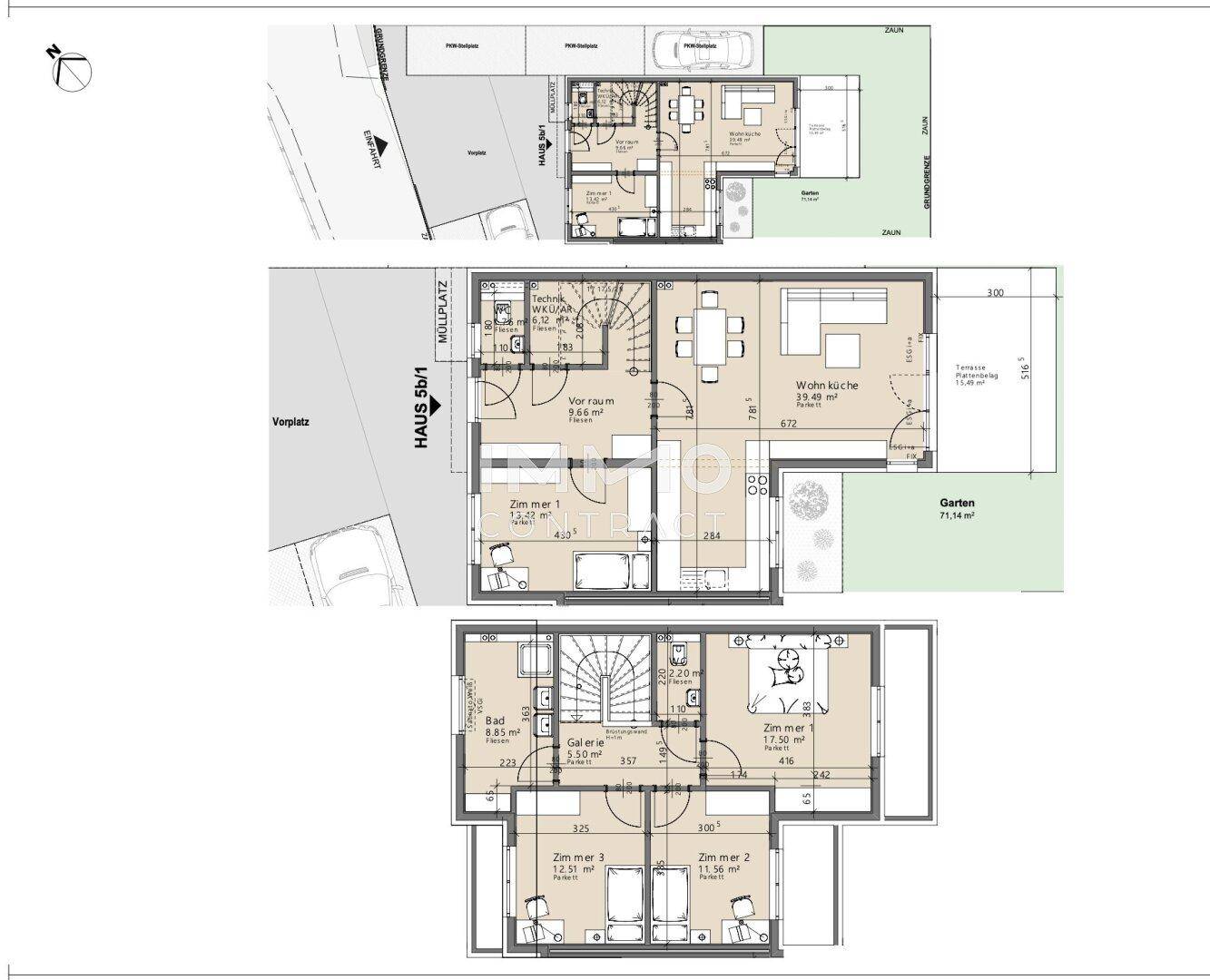 Detaillierter Grundriss eines Hauses über drei Etagen mit Garten und Parkplatz.