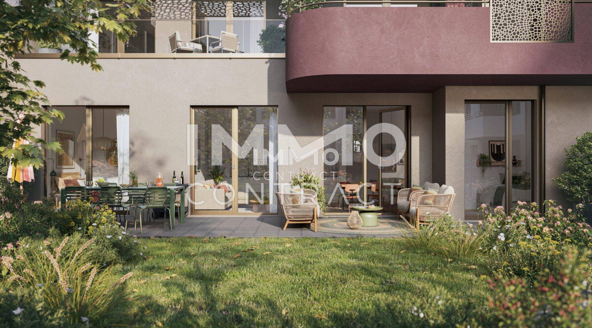 Gemütliche Terrasse mit Gartenmöbeln und direktem Zugang zum grünen Gartenbereich und Pflanzen.