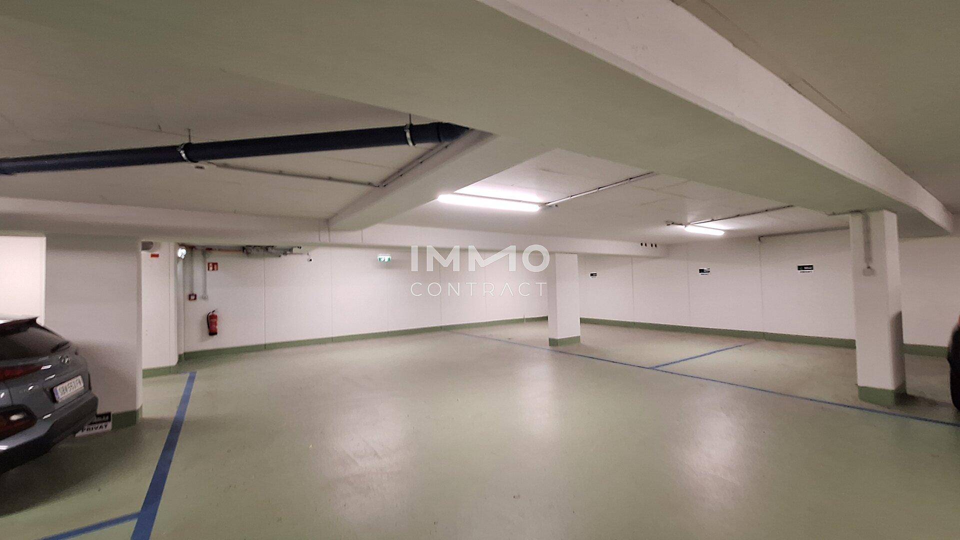 Geräumige Tiefgarage mit markierten Stellplätzen und guter Beleuchtung.