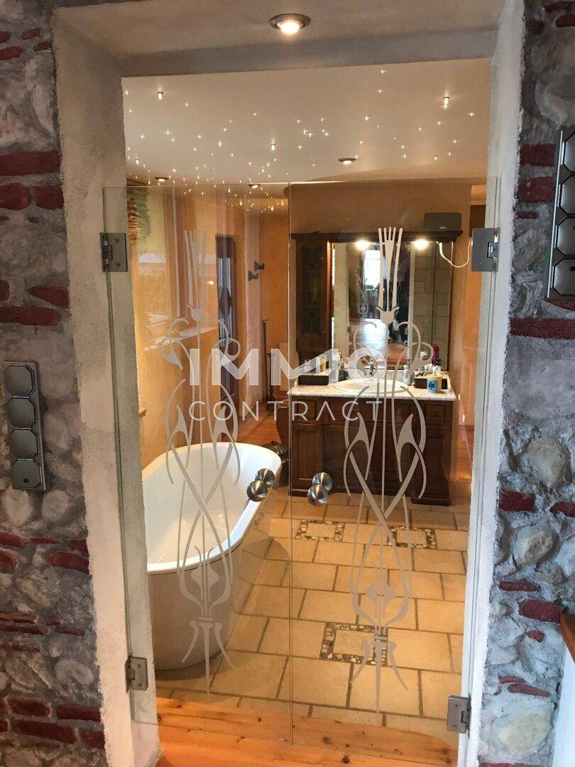 Elegantes Badezimmer mit freistehender Badewanne, Doppelwaschbecken und Sternenhimmel-Beleuchtung.