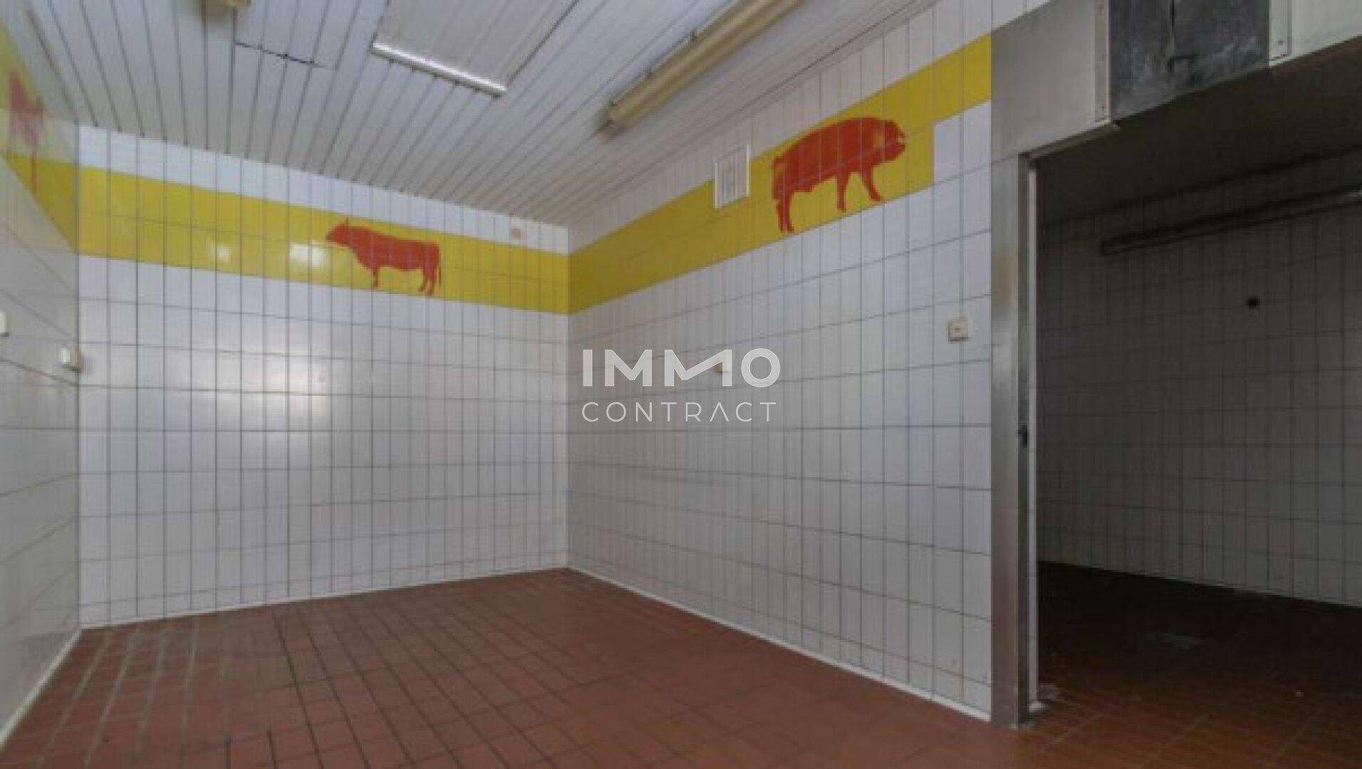 Gefliester Raum mit gelben Akzenten und Tierbildern, ideal für Lebensmittelverarbeitung oder Lagerung.
