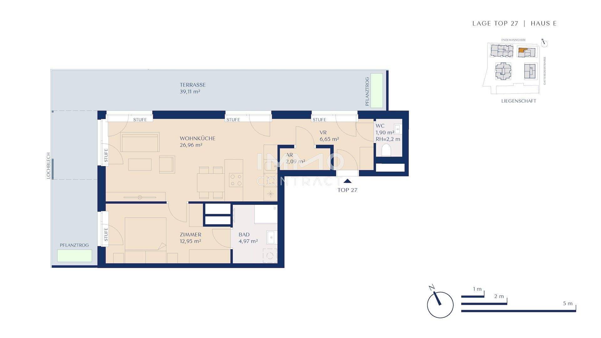 Grundriss einer Wohnung mit Wohnküche, Schlafzimmer, Bad und großer Terrasse.