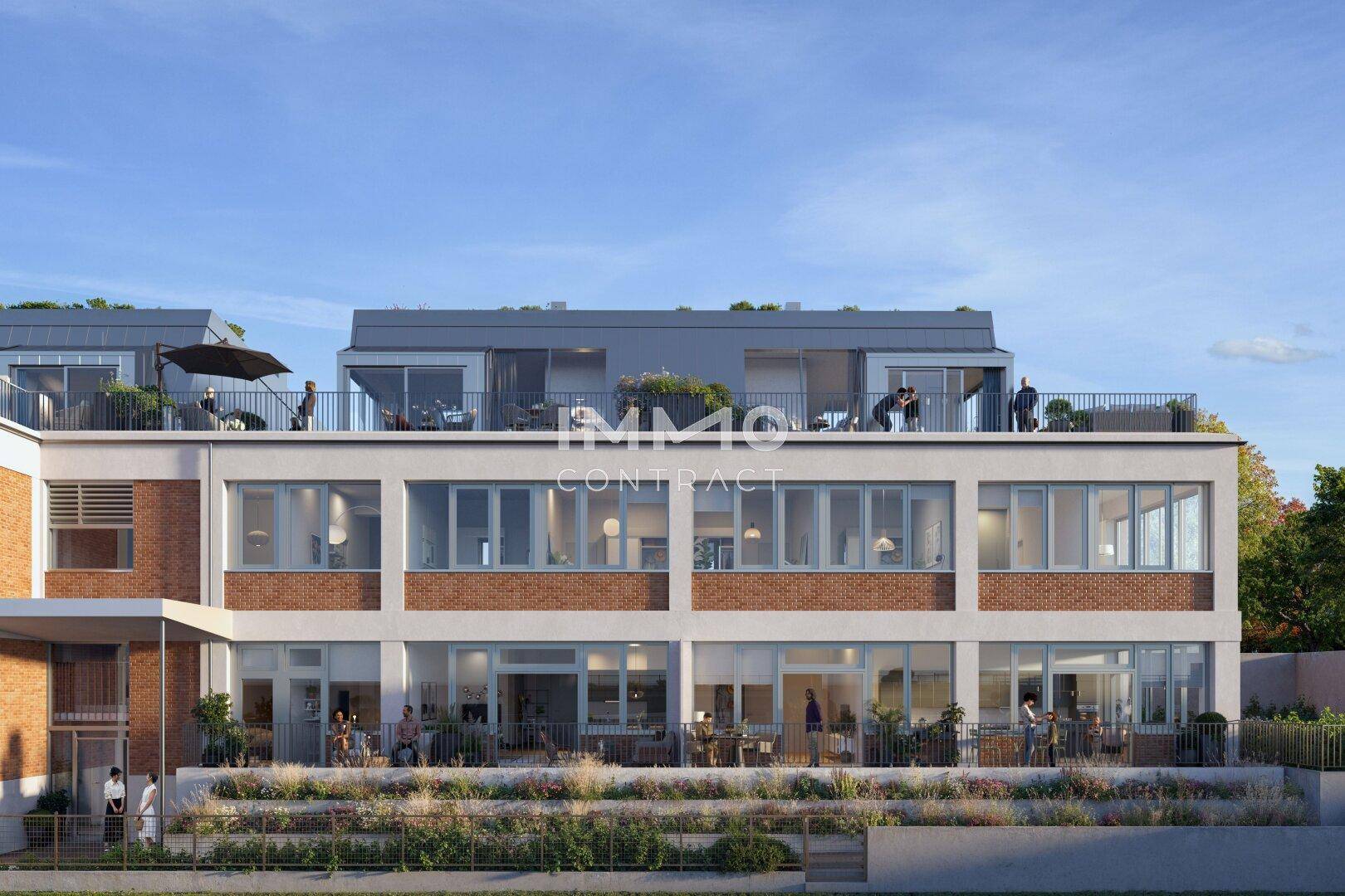 Moderne Gebäudefassade mit großen Fenstern, Balkonen und Dachterrassen in zeitgemäßem Design.