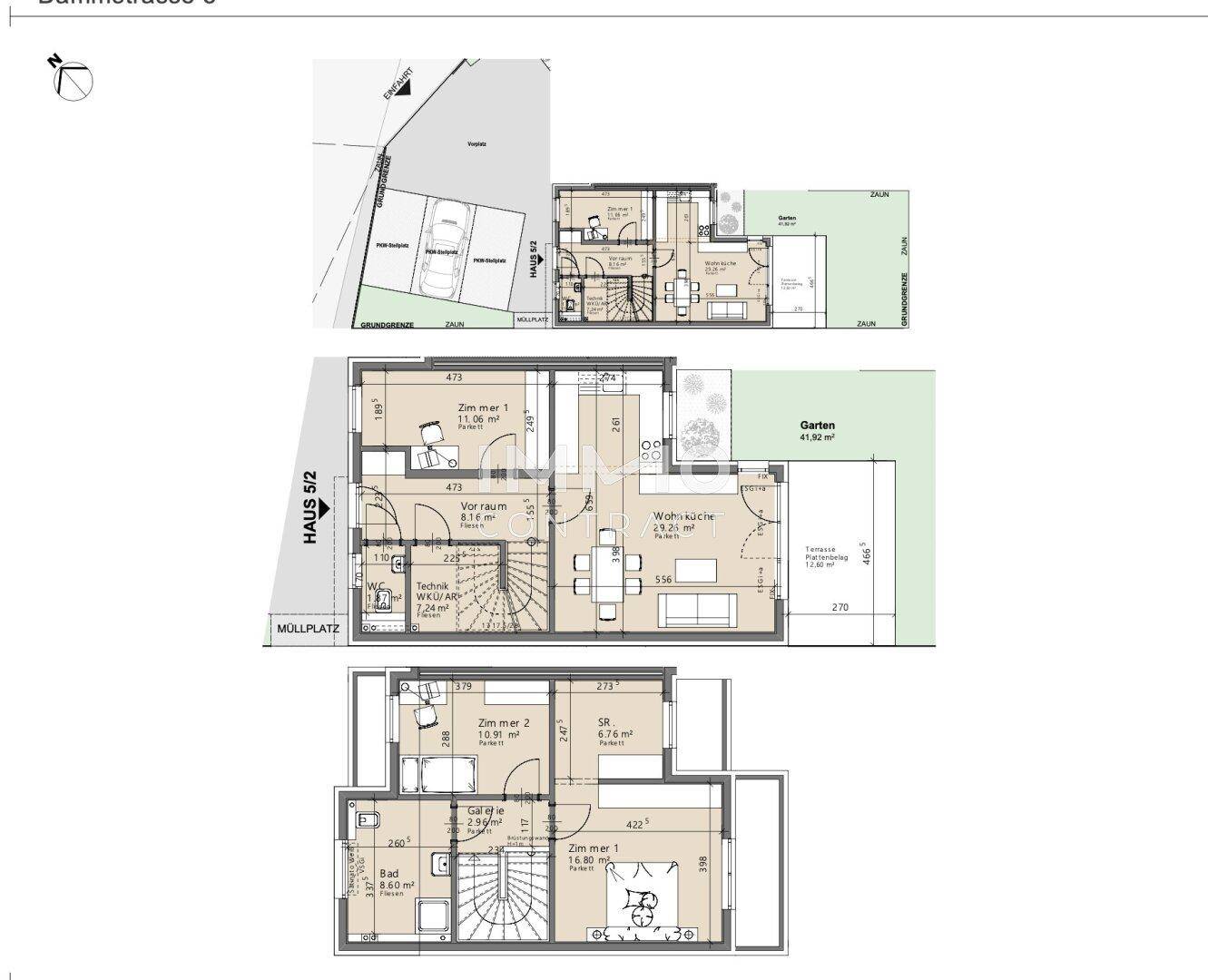 Detaillierter Grundriss eines Hauses mit drei Etagen und Garten.