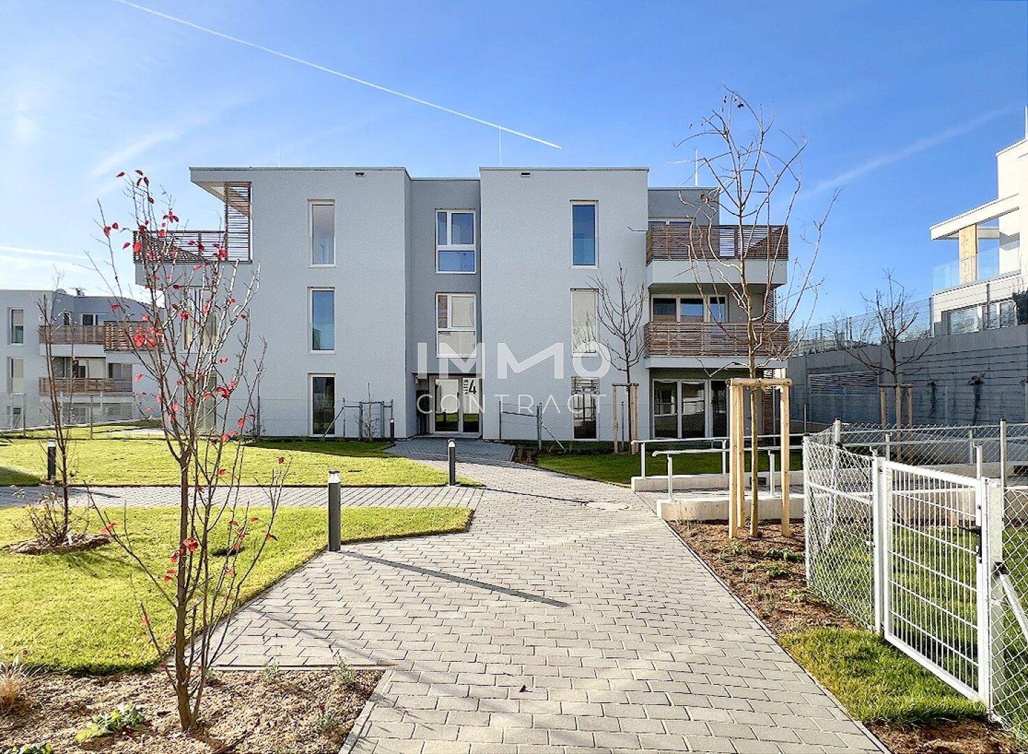 Moderne Wohnanlage mit gepflegten Grünflächen, Gehwegen und zeitgenössischer Architektur.