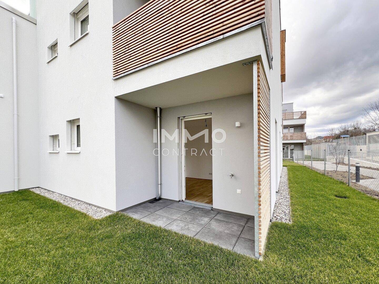 Kleine Terrasse mit Zugang zum Garten, ideal für entspannte Stunden im Freien.
