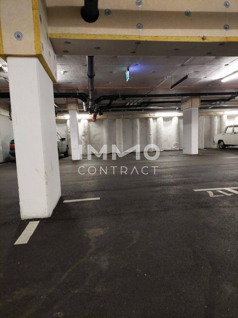 Geräumige Tiefgarage mit markierten Stellplätzen und Betonpfeilern.