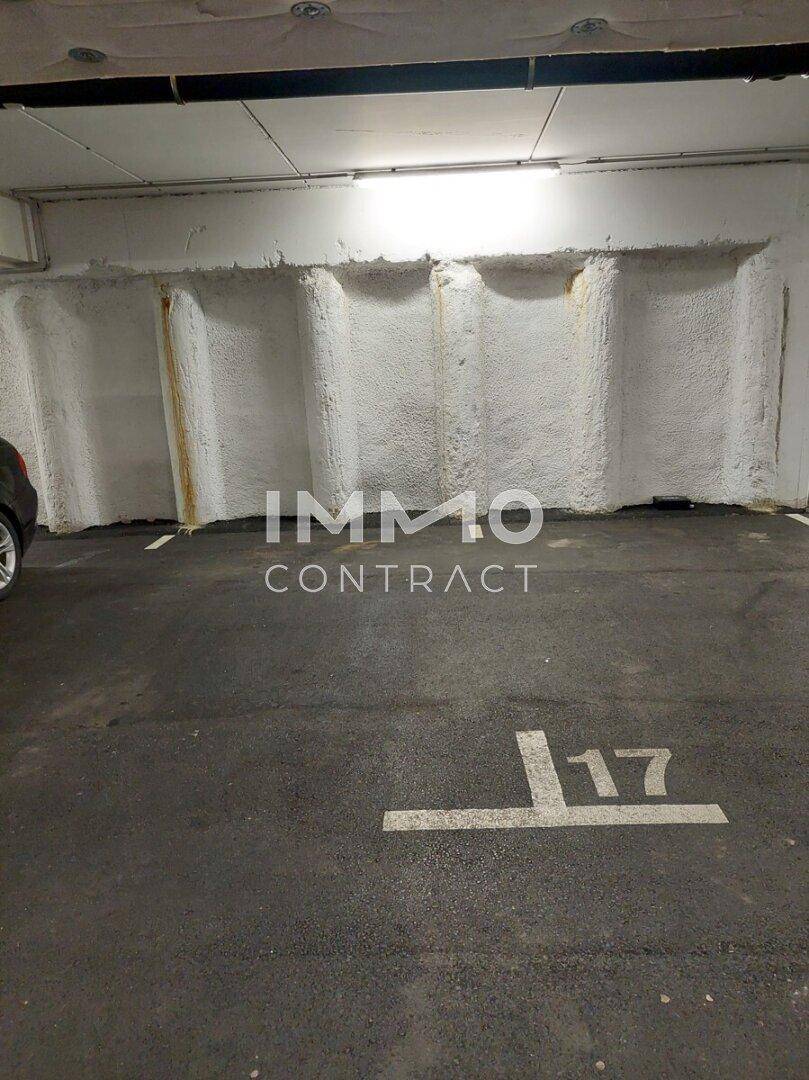 Tiefgaragenstellplatz Nummer 17 mit rauer Betonwand und Beleuchtung.