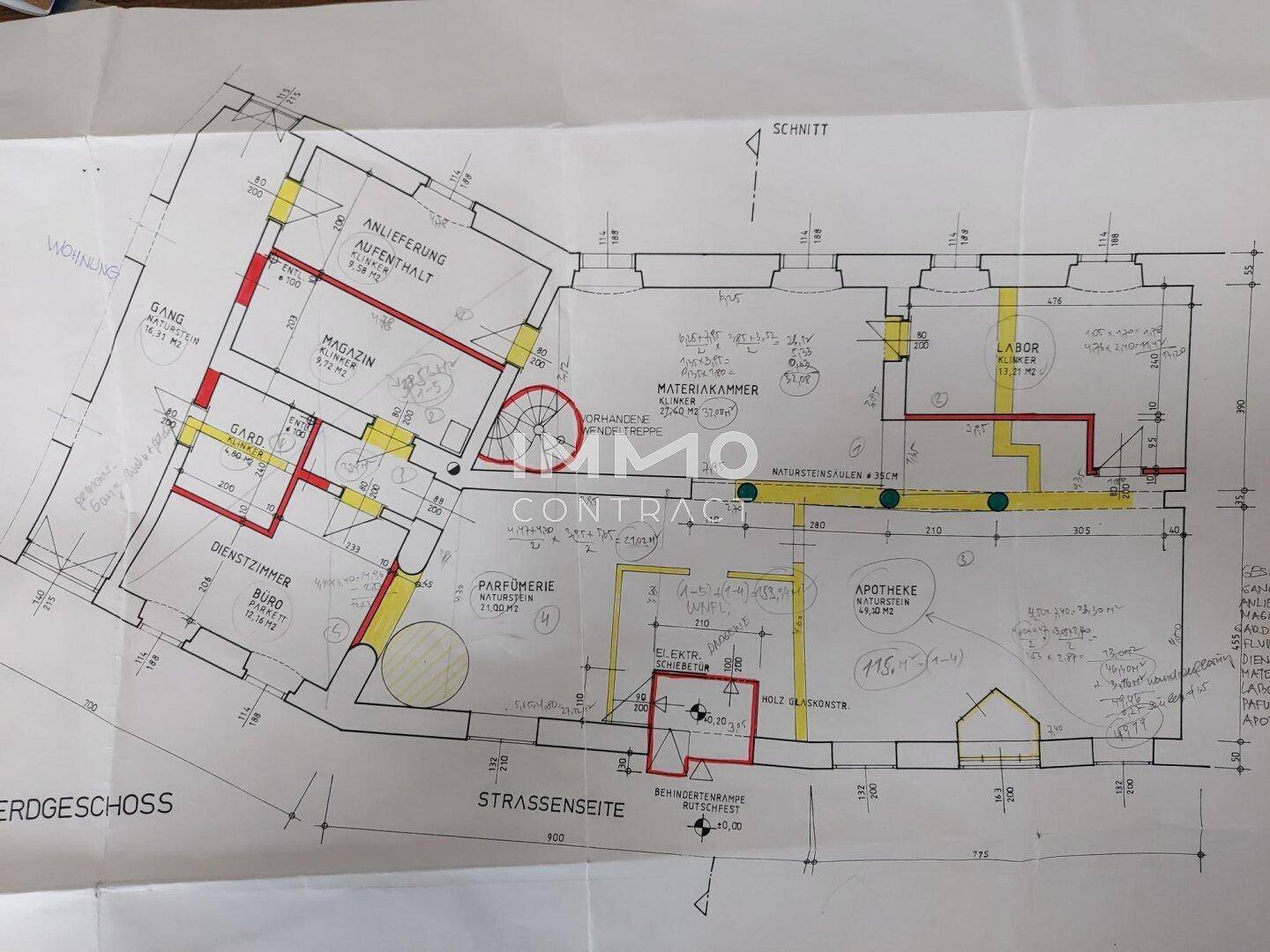 Detaillierter Grundriss eines Erdgeschosses mit verschiedenen Geschäftsräumen und Lagerbereichen.