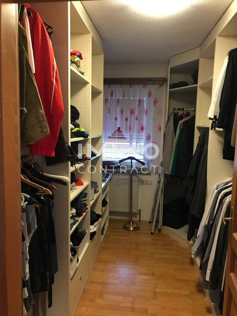Begehbarer Kleiderschrank mit Regalen und Kleiderstangen für organisierte Aufbewahrung.
