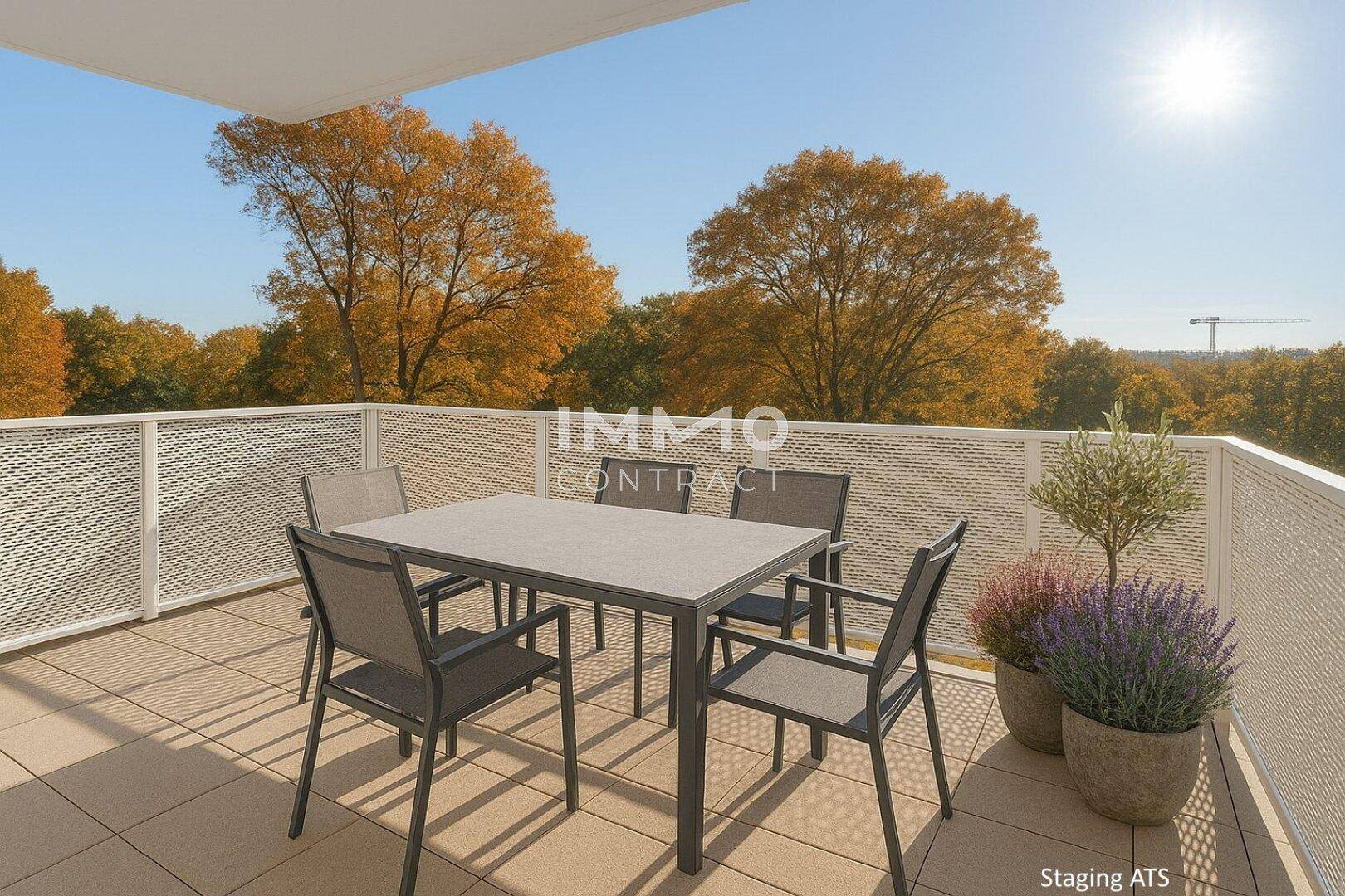 Sonnige Terrasse mit Esstisch und Pflanzen, umgeben von herbstlichen Bäumen.