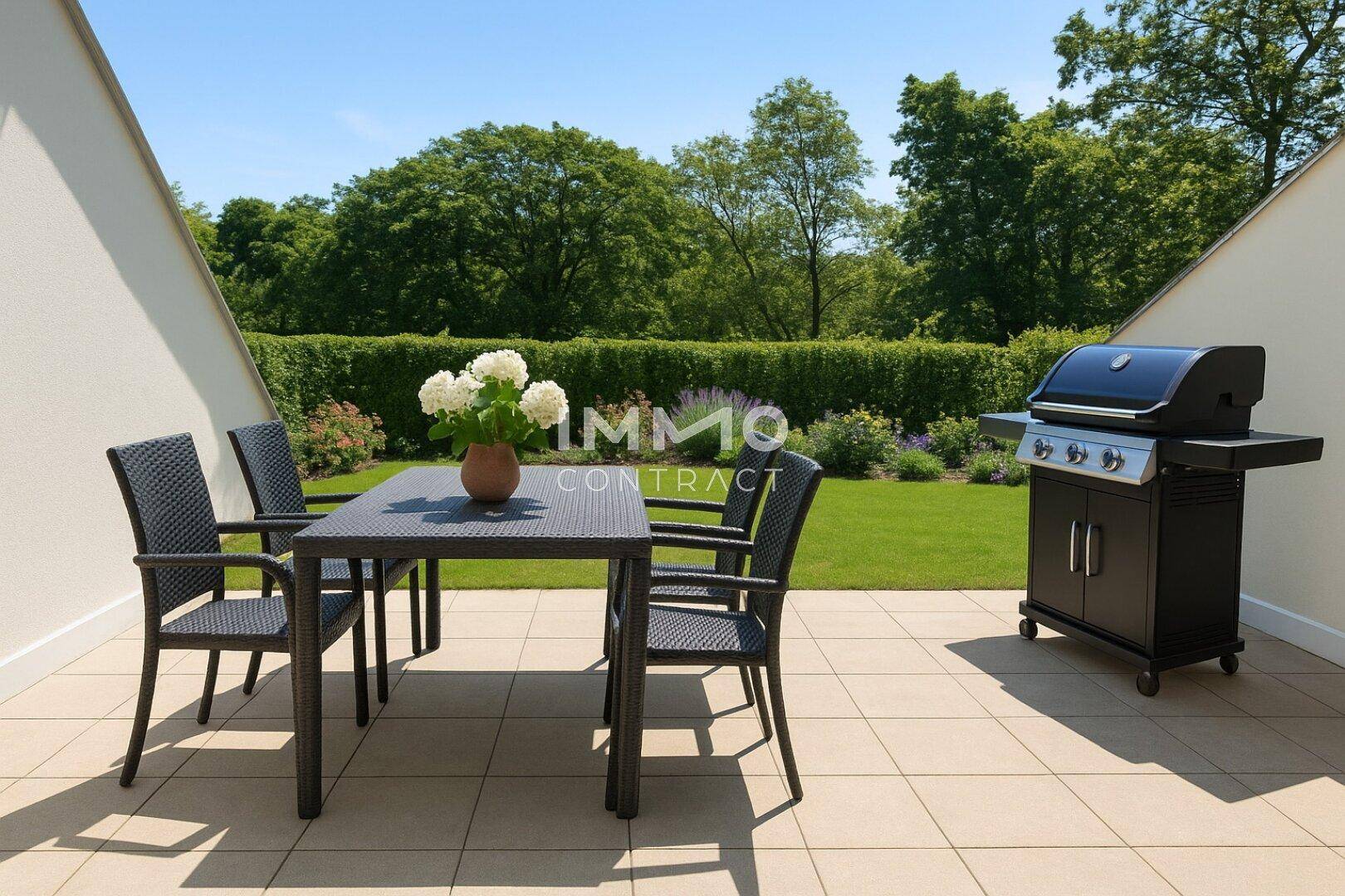 Geräumige Terrasse mit Gartenmöbeln und Grillbereich, umgeben von viel Grün.
