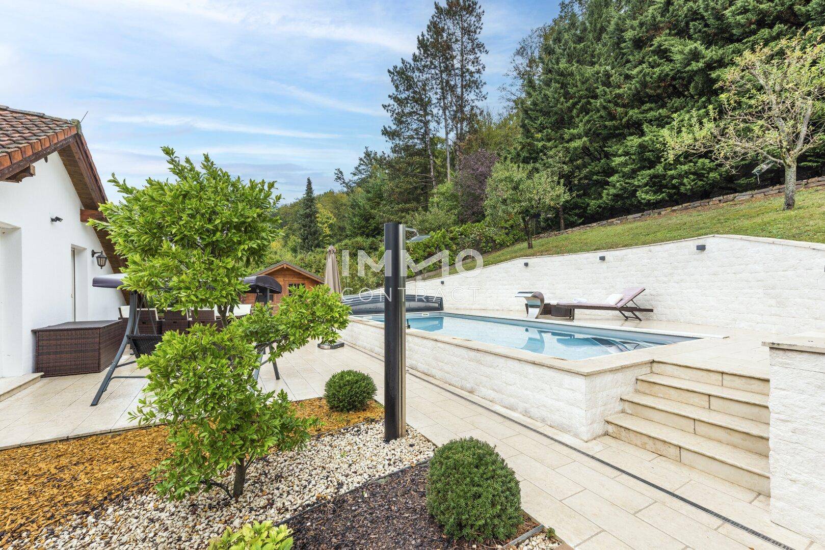 Familienvilla mit großem Garten, Pool und Wohnkeller - Ansicht 2