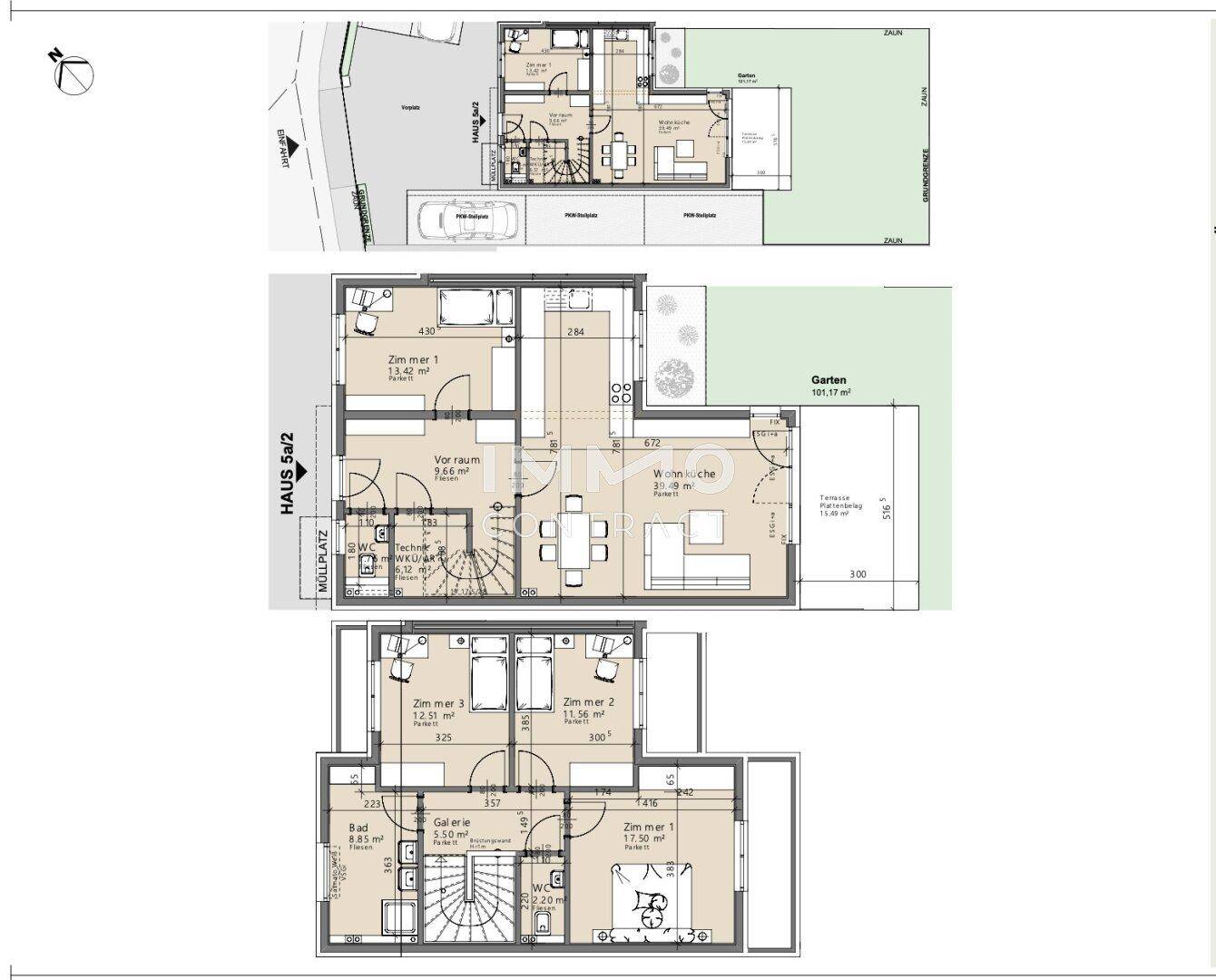 Detaillierter Grundrissplan mit drei Ebenen, Gartenbereich und Parkplatz.