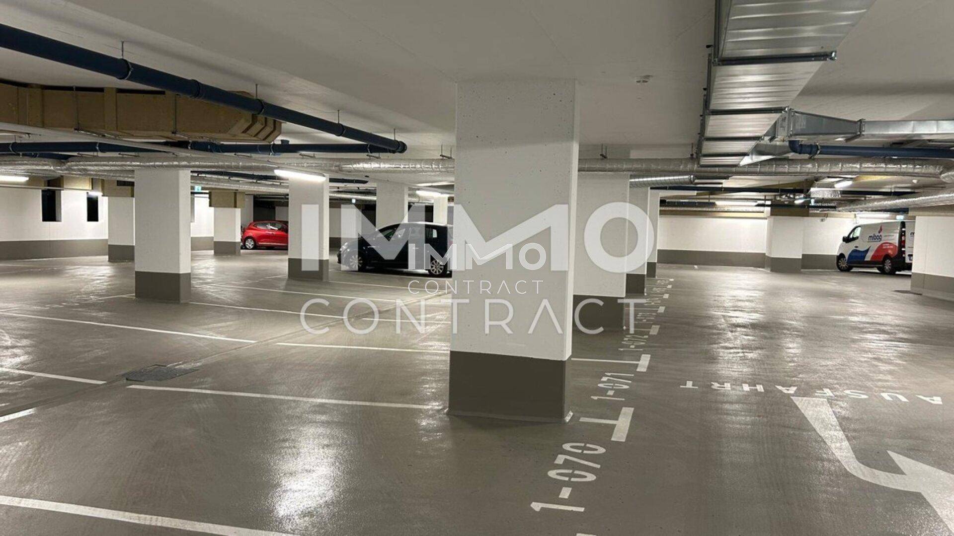 Geräumige Tiefgarage mit vielen Stellplätzen und klarer Beschilderung.