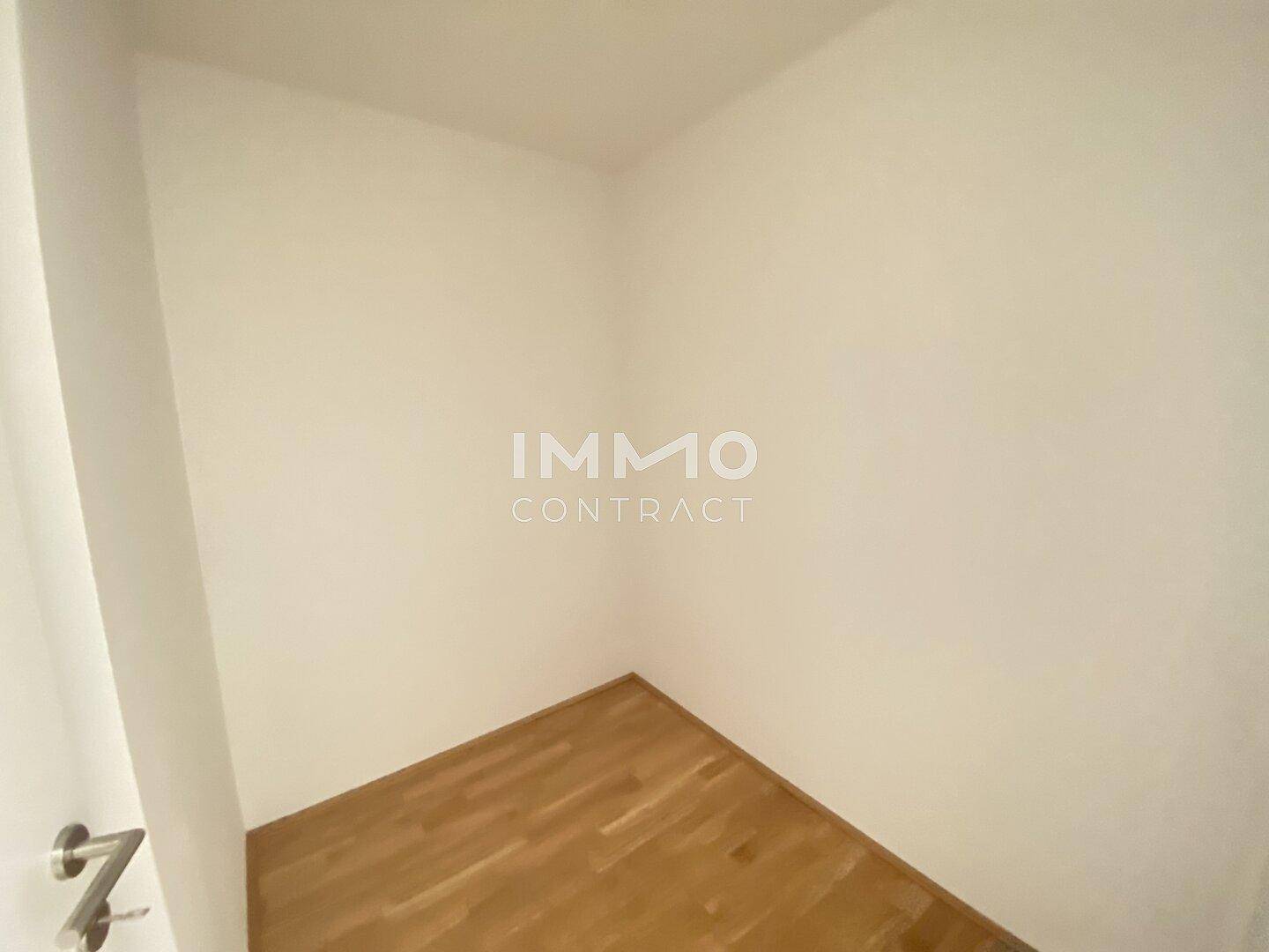 Kleiner, leerer Raum mit hellem Holzboden, ideal als Abstellraum oder begehbarer Kleiderschrank.