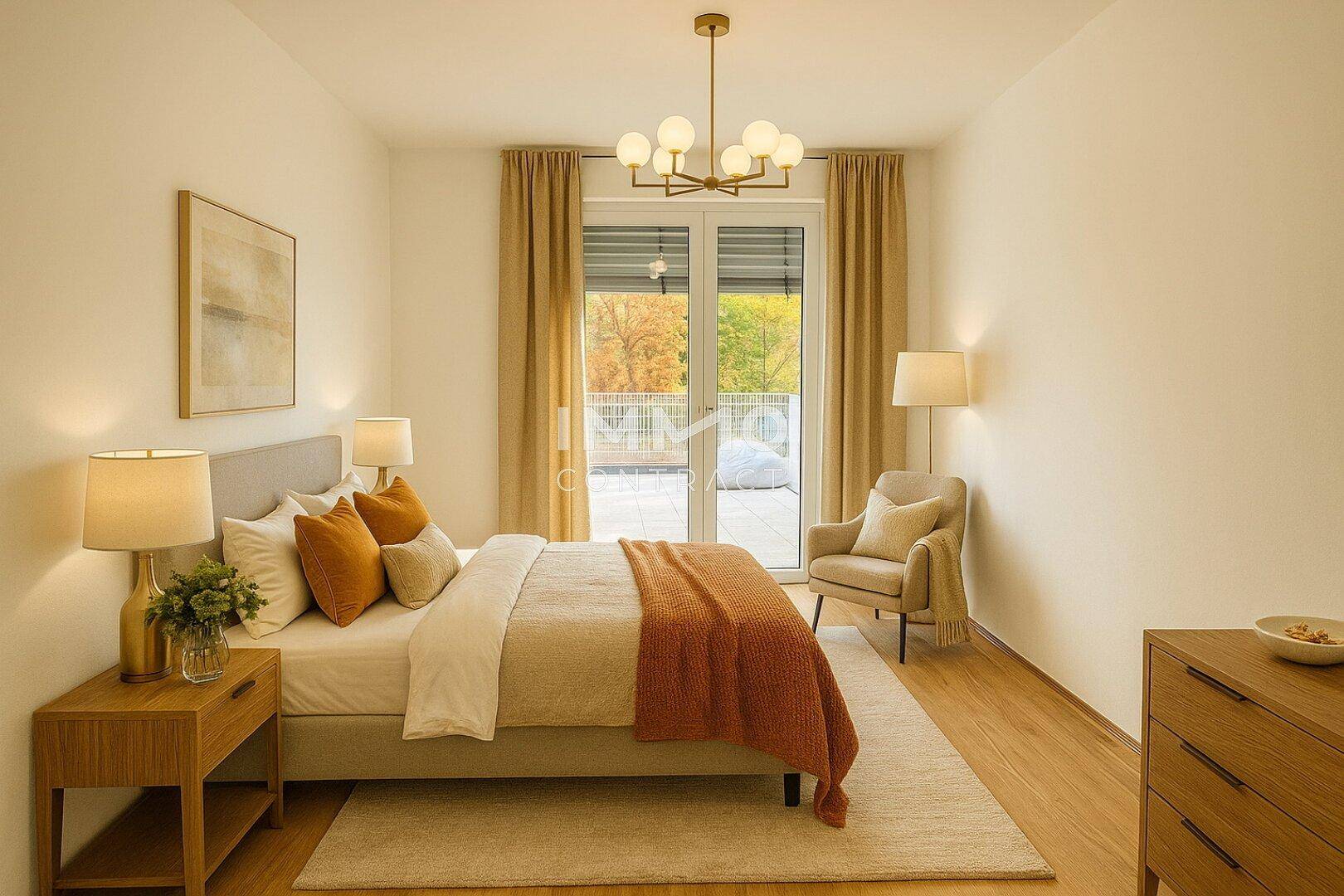 Helles Schlafzimmer mit Doppelbett, Holzboden und Zugang zum Balkon mit Blick ins Grüne.