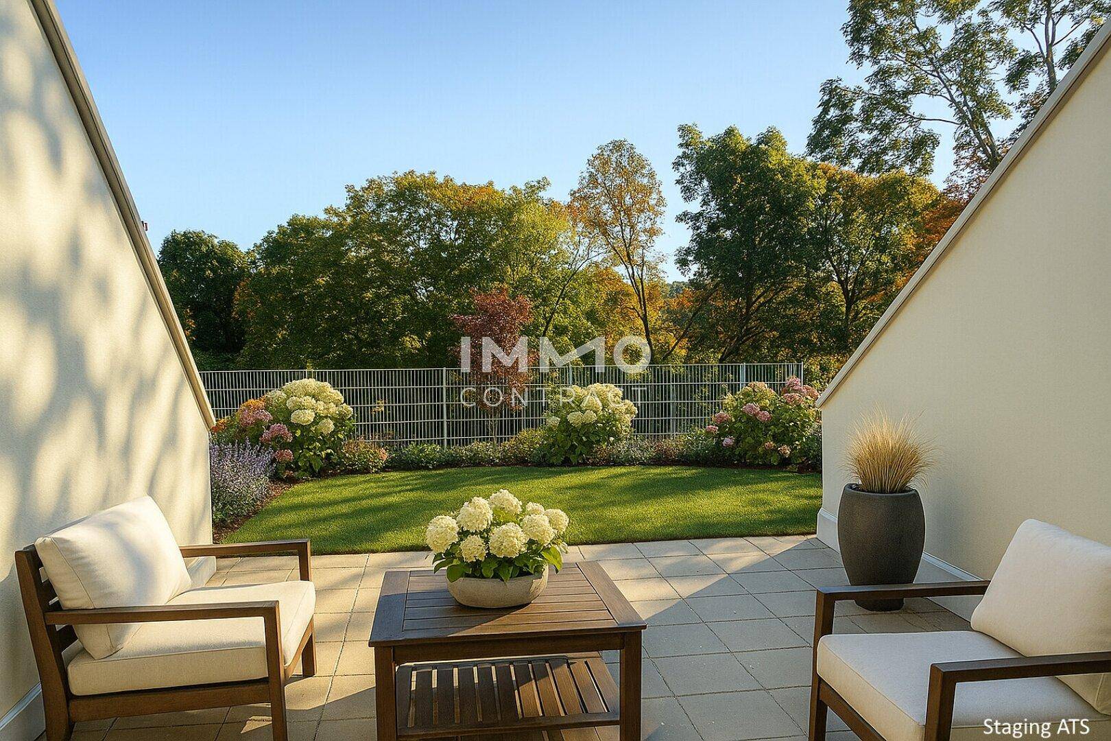 Gemütliche Terrasse mit Gartenmöbeln und Blick auf den gepflegten Gartenbereich mit üppigem Grün.