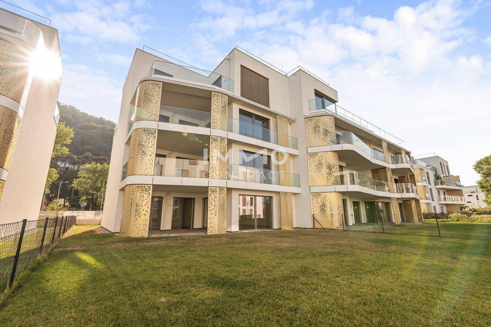 Moderne Wohnanlage mit ansprechender Architektur, Balkonen und weitläufigen Grünflächen.