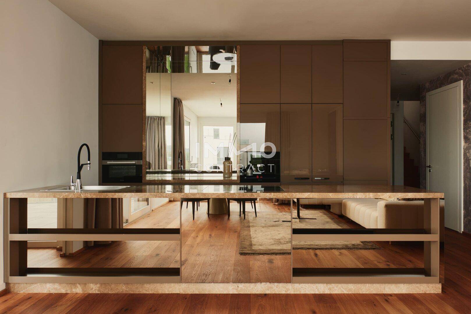 Elegante, moderne Küche mit glänzenden Oberflächen und integrierten Geräten.