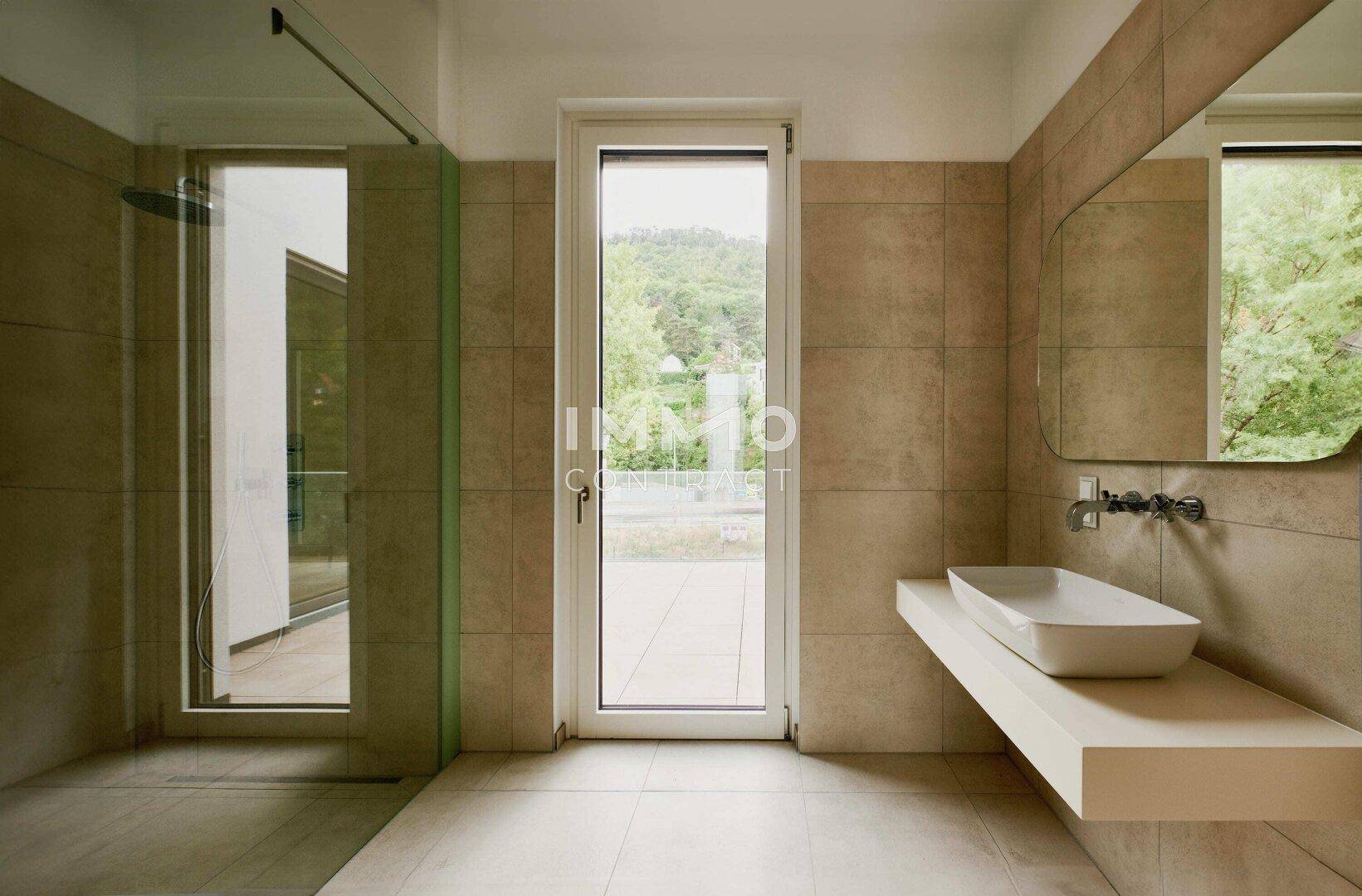 Modernes Badezimmer mit ebenerdiger Dusche, Einzelwaschbecken und Fenster.