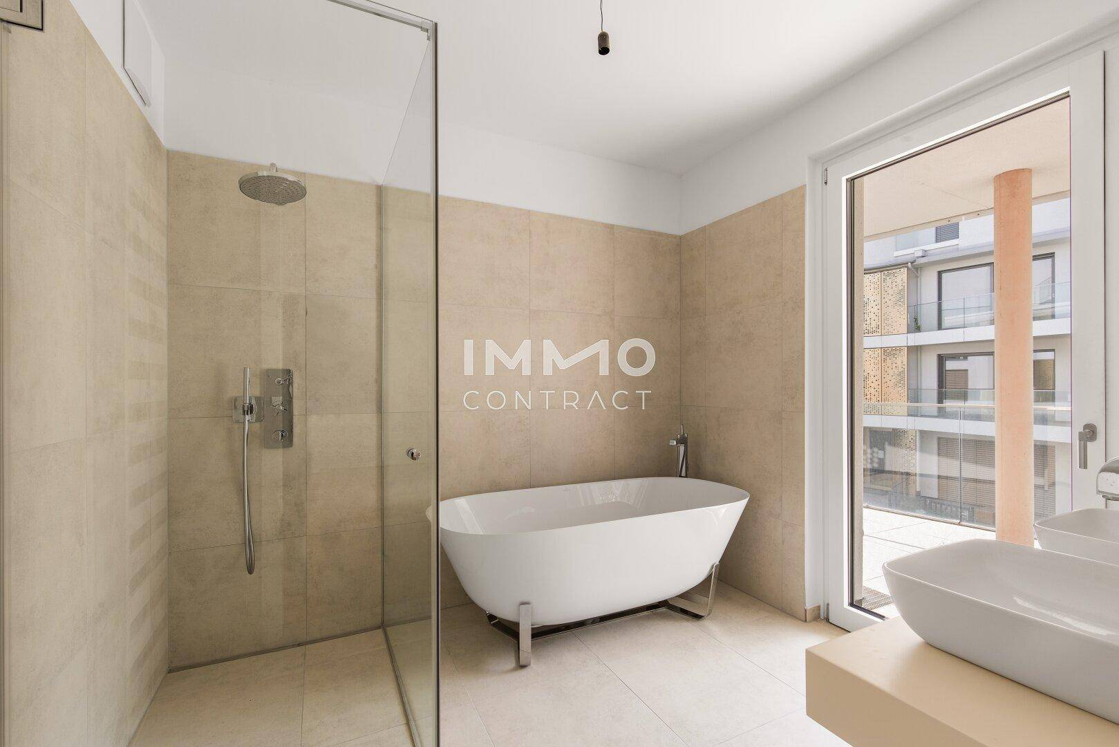 Modernes Badezimmer mit freistehender Badewanne, begehbarer Dusche und Zugang zum Außenbereich.