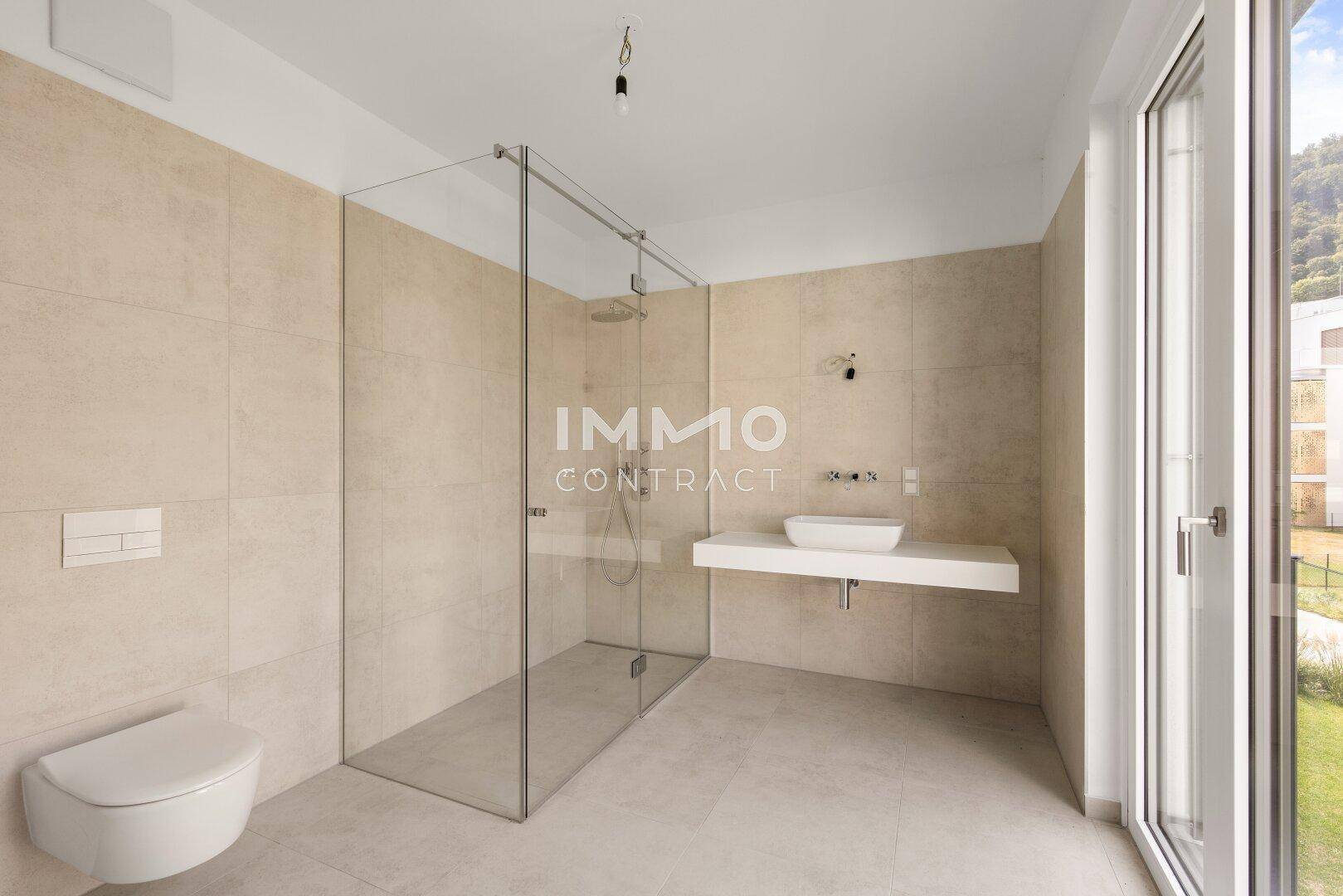 Modernes Badezimmer mit begehbarer Dusche, Wand-WC und schwebendem Waschbecken.