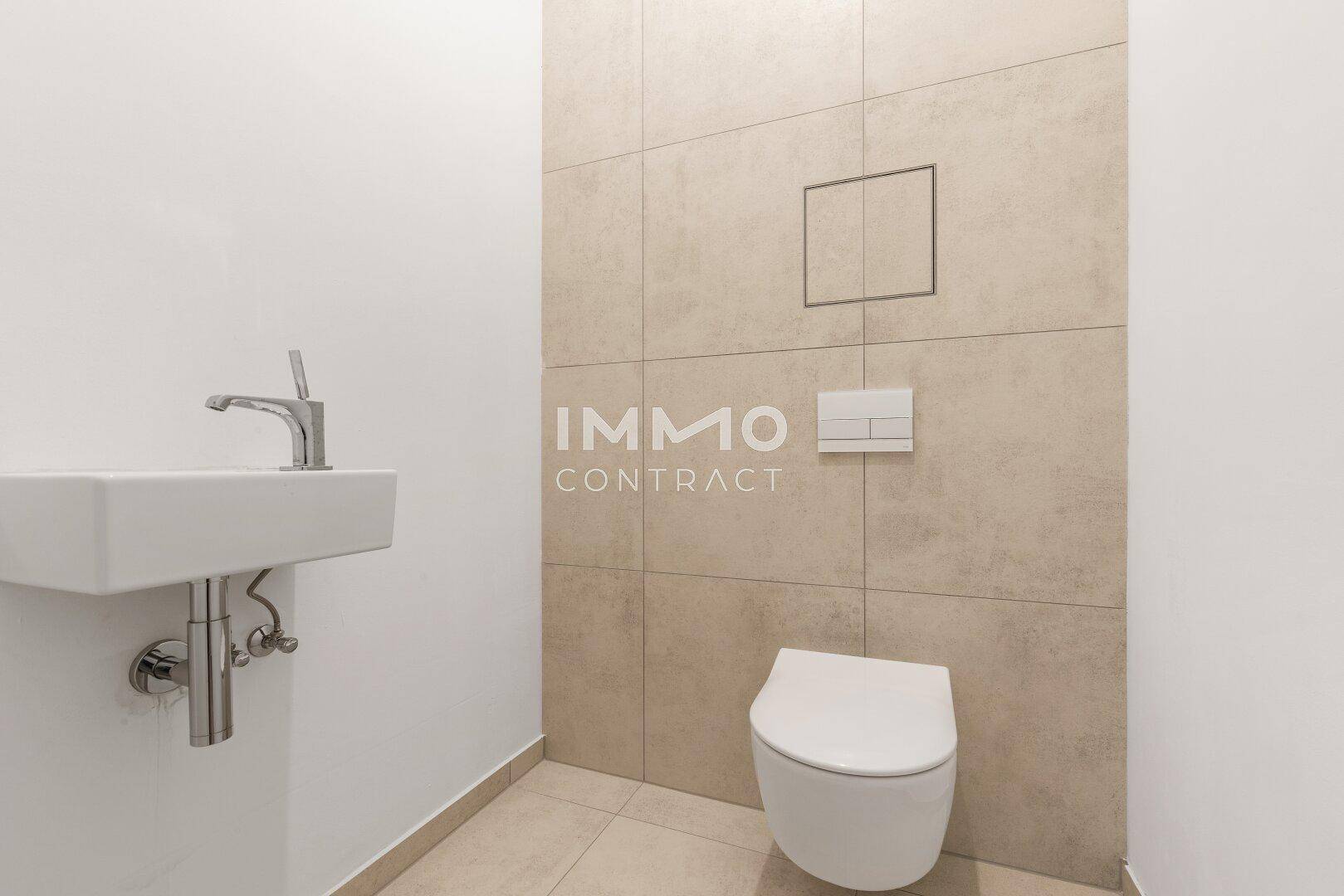 Modernes Gäste-WC mit Wand-WC und kleinem Waschbecken.