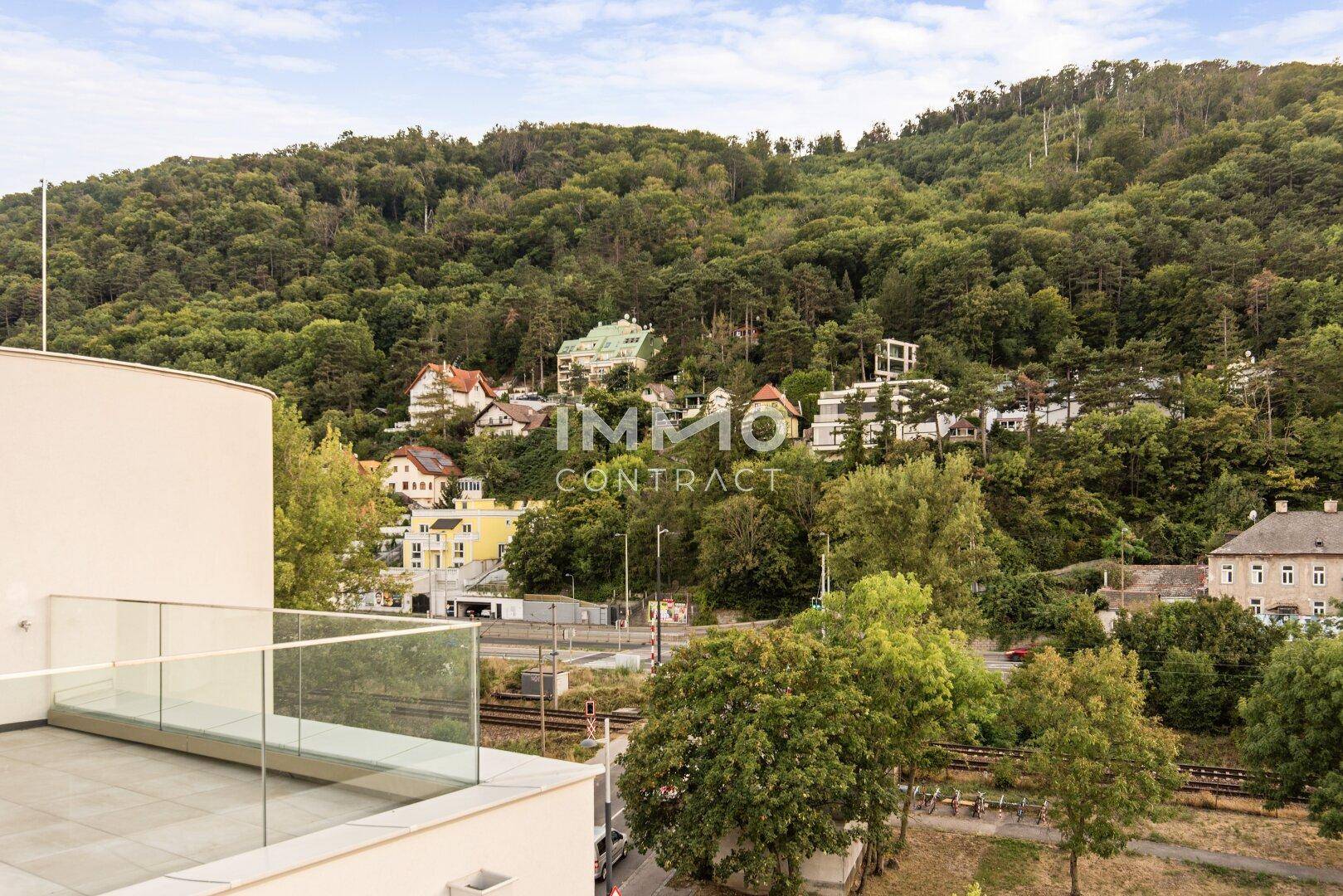 Panoramablick auf die bewaldeten Hügel und die umliegende Landschaft von der Immobilie aus.