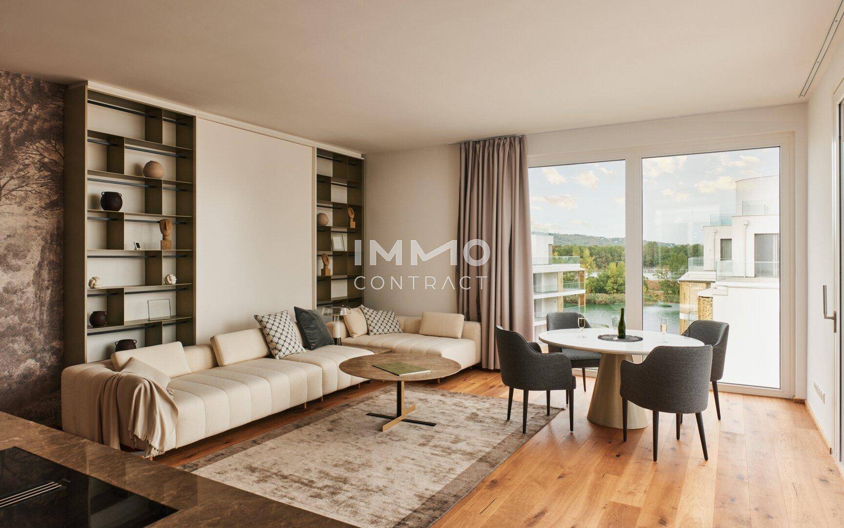 Heller Wohn-Essbereich mit modernem Sofa, Esstisch und großen Fenstern mit Blick ins Grüne.