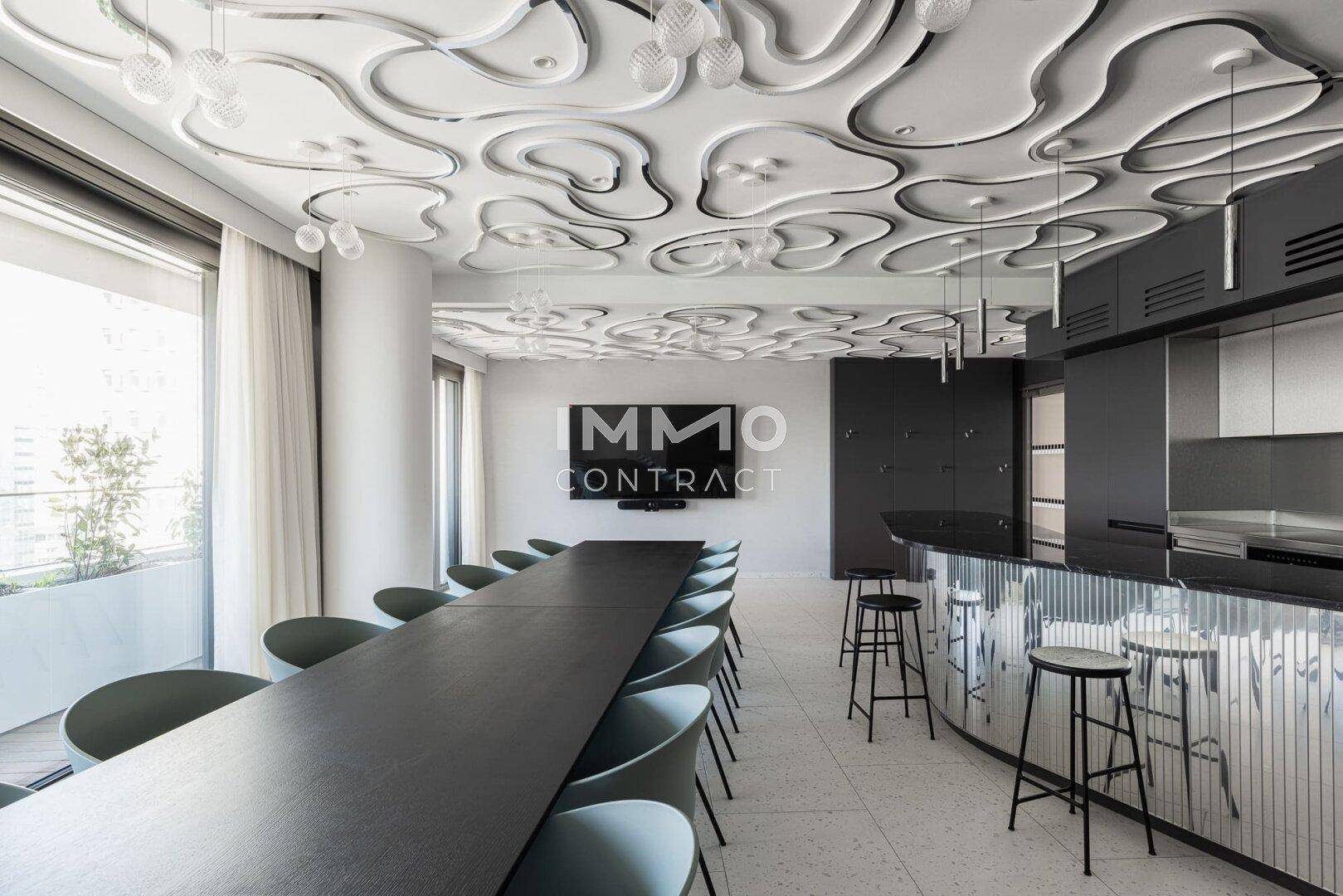 Exklusiver Essbereich mit langer Tafel, moderner Bar und einzigartiger Deckengestaltung.